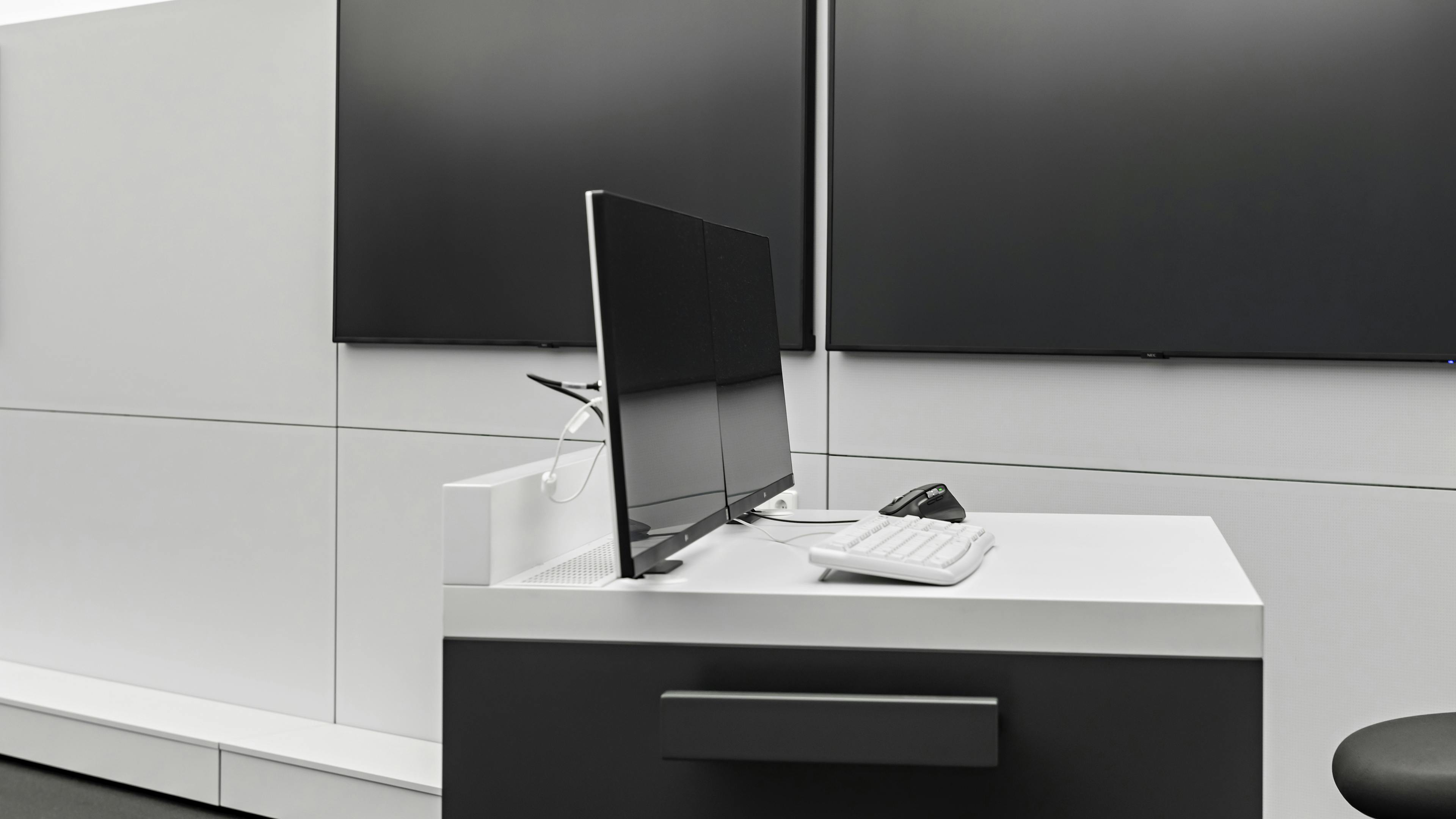 Forschungs- und Innovationszentrum (FIZ) der BMW Group in München | maßgeschneiderte Medienstelen und Technikkonsolen