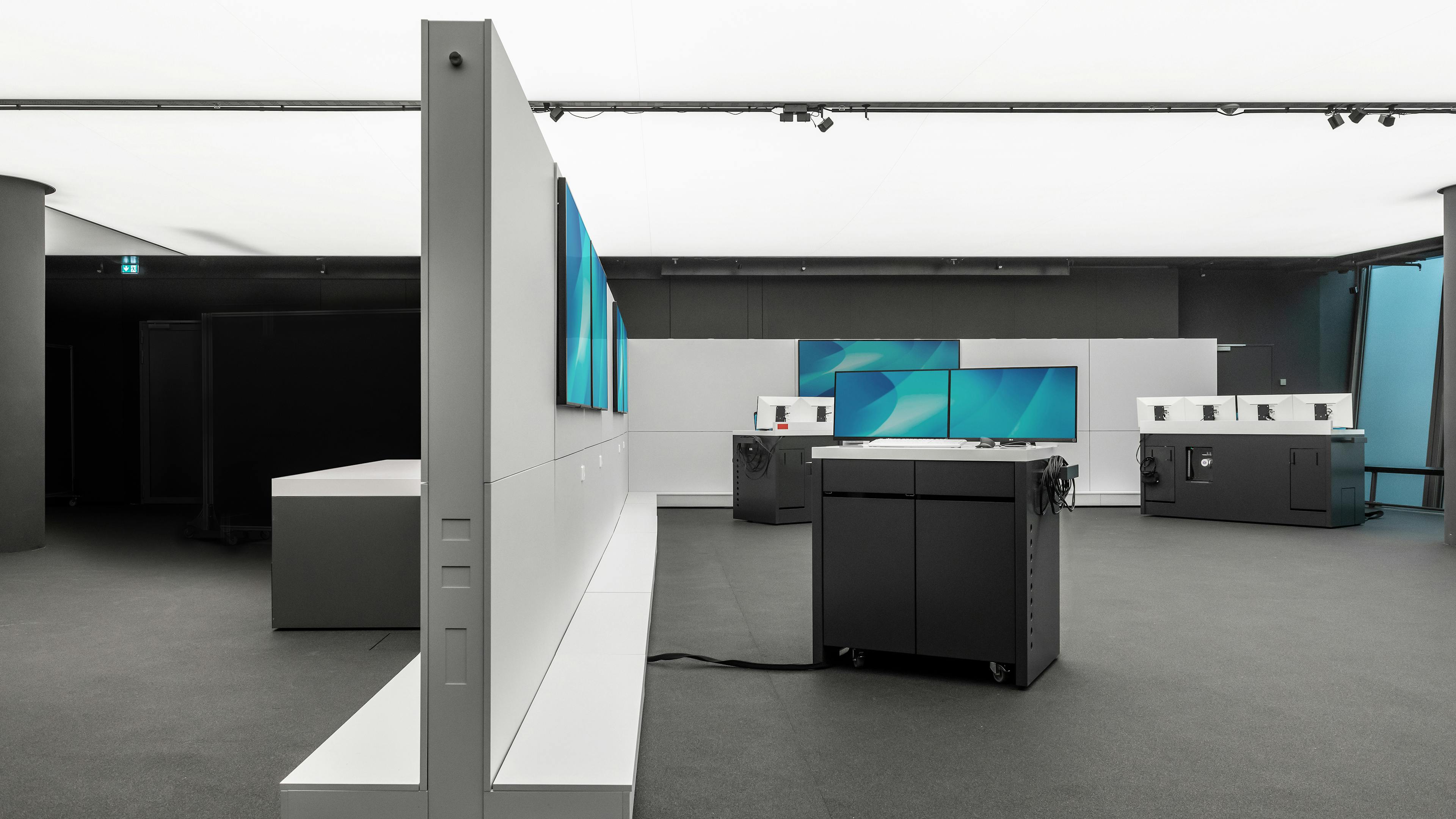 Forschungs- und Innovationszentrum (FIZ) der BMW Group in München | maßgeschneiderte Medienstelen und Technikkonsolen