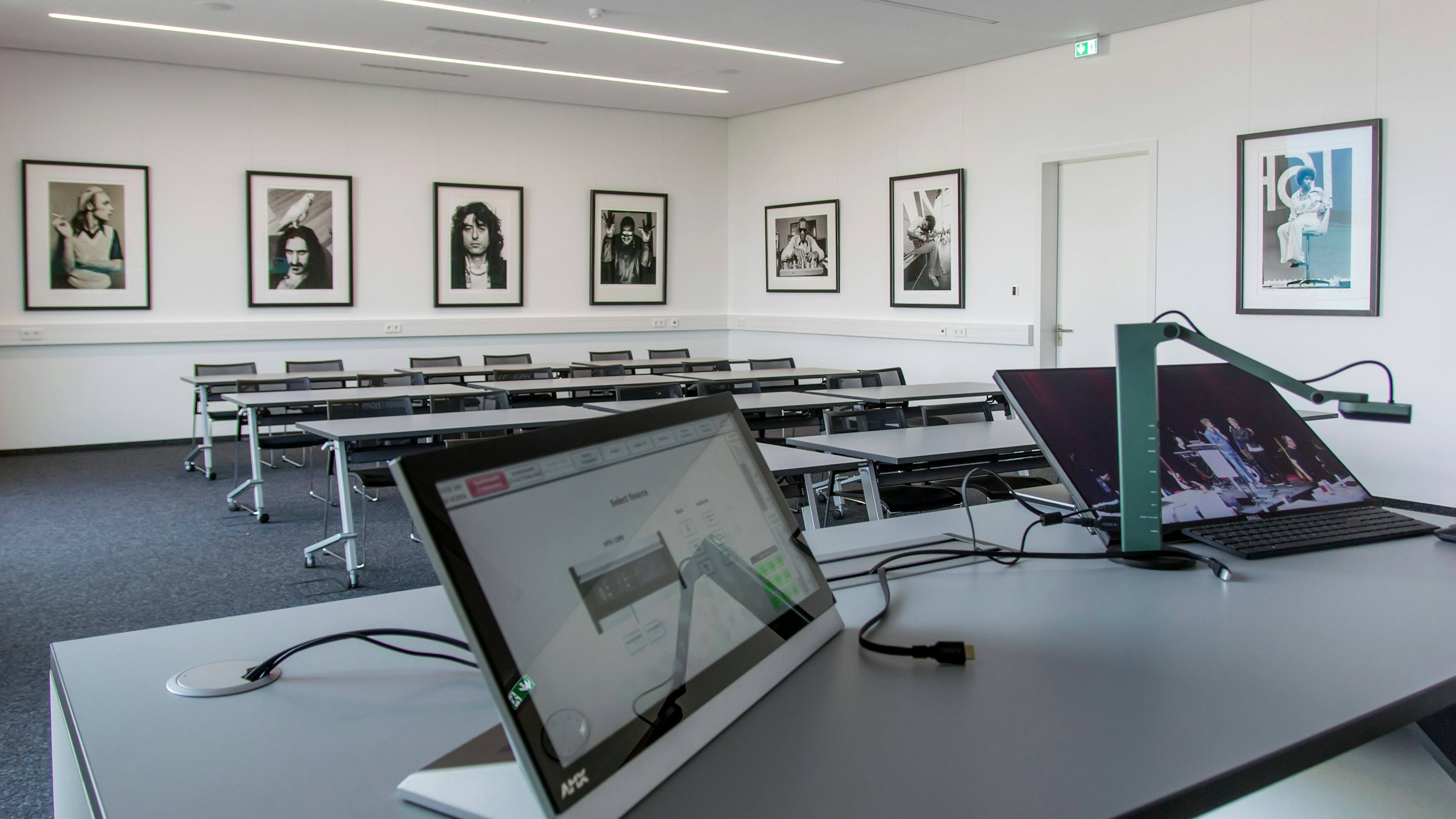 audio pro Heilbronn | ctz flip stop Schwenktisch | klif Stapelstuhl | Moderatorenpult Sonderlösung