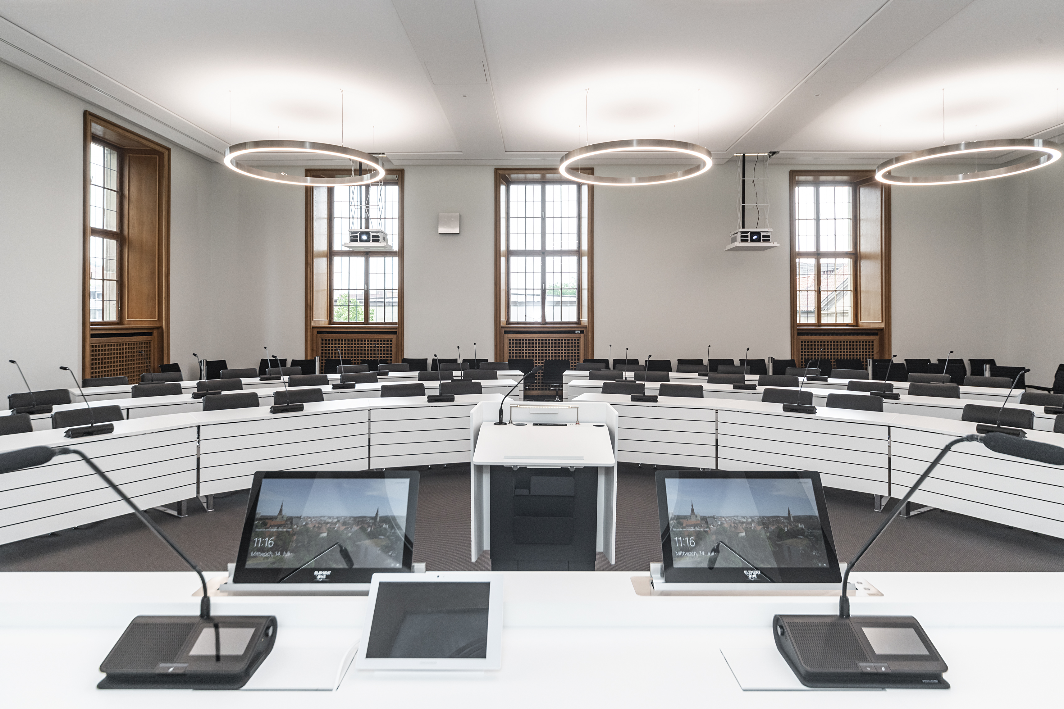 Stadt Osnabrück Ratssaal | Tischsystem: c-base | PSE Rednerpult | individuelle Displayeinhausung