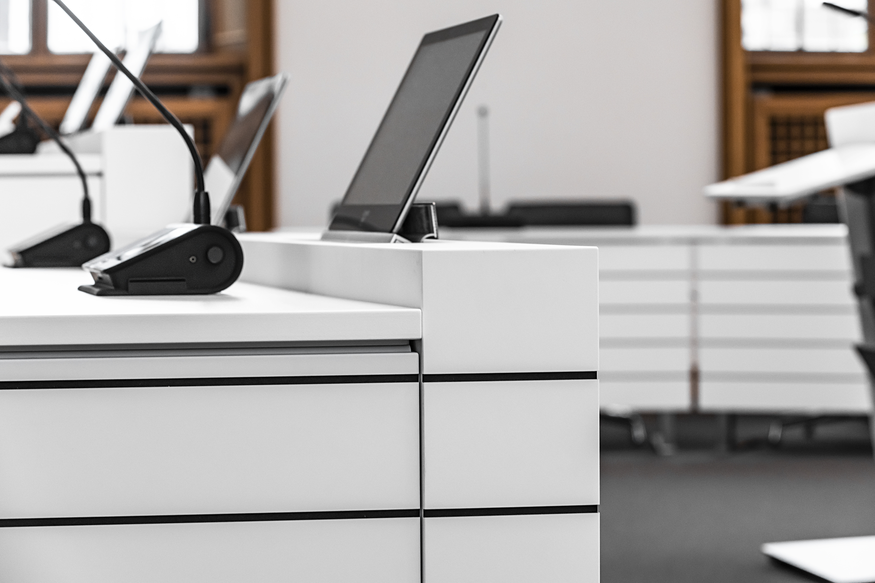 Stadt Osnabrück Ratssaal | Tischsystem: c-base | PSE Rednerpult | individuelle Displayeinhausung