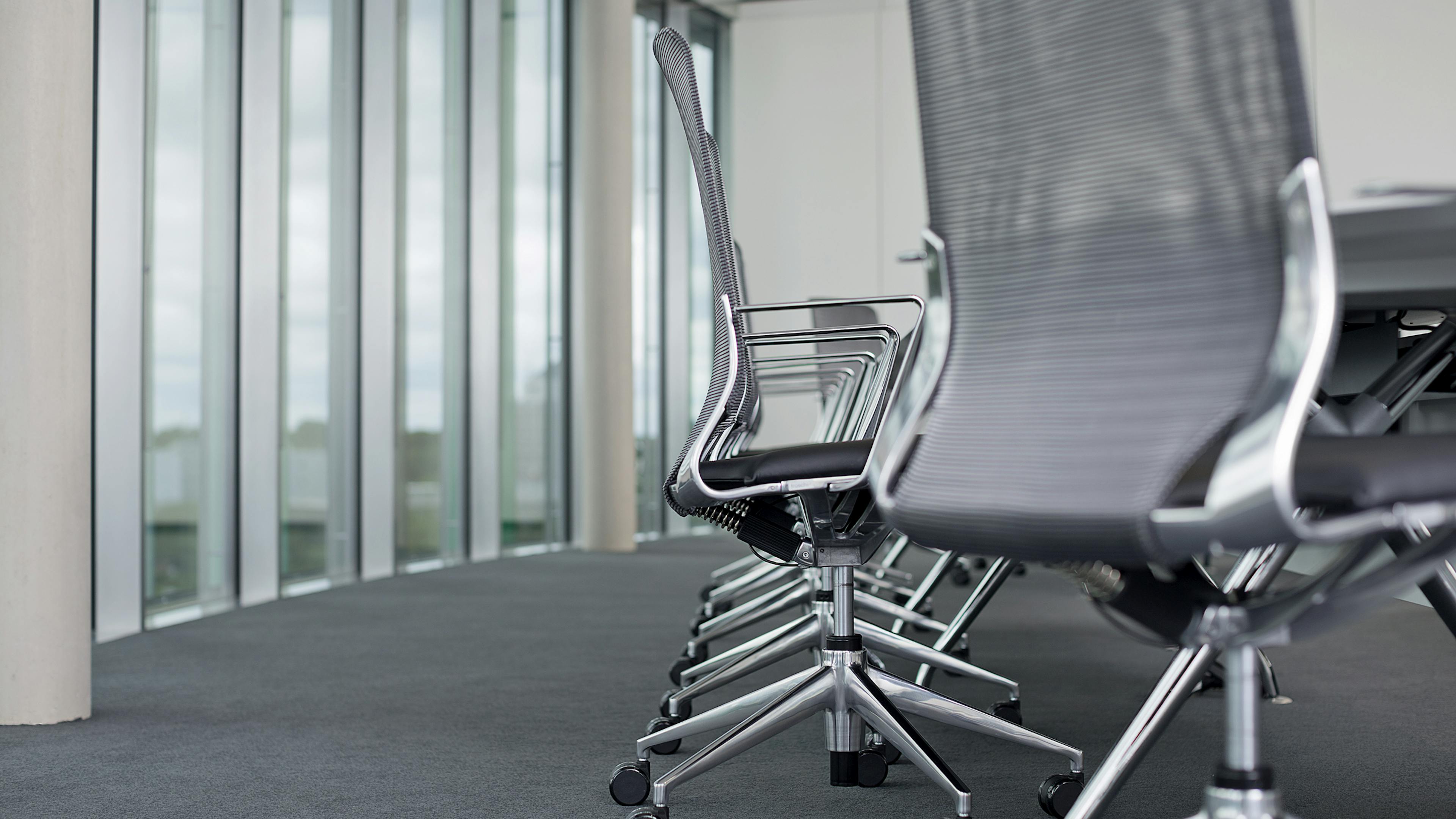 Mann+Hummel, Ludwigsburg | Konferenzraum | Konferenzanlage: xcone | Monitorinsel | Konferenzstuhl: primo