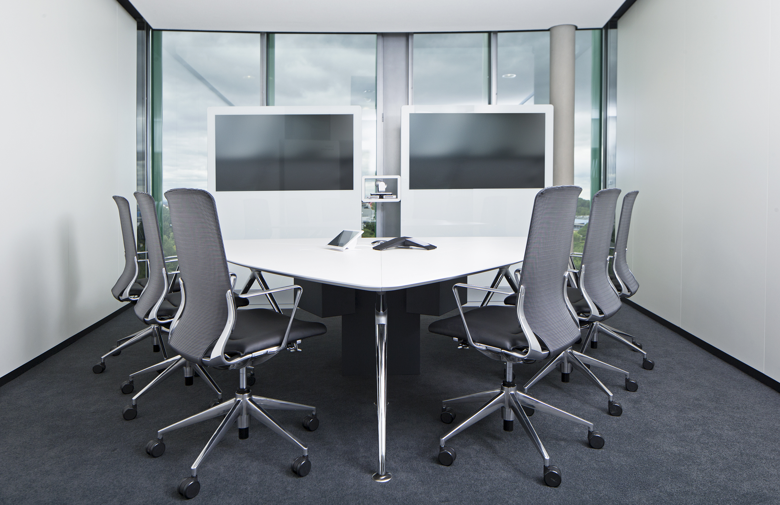 Mann+Hummel, Ludwigsburg | Konferenzraum | Konferenzanlage: xcone | Medienstele MIDS mit Videokonferenzbrücke | Konferenzstuhl: primo