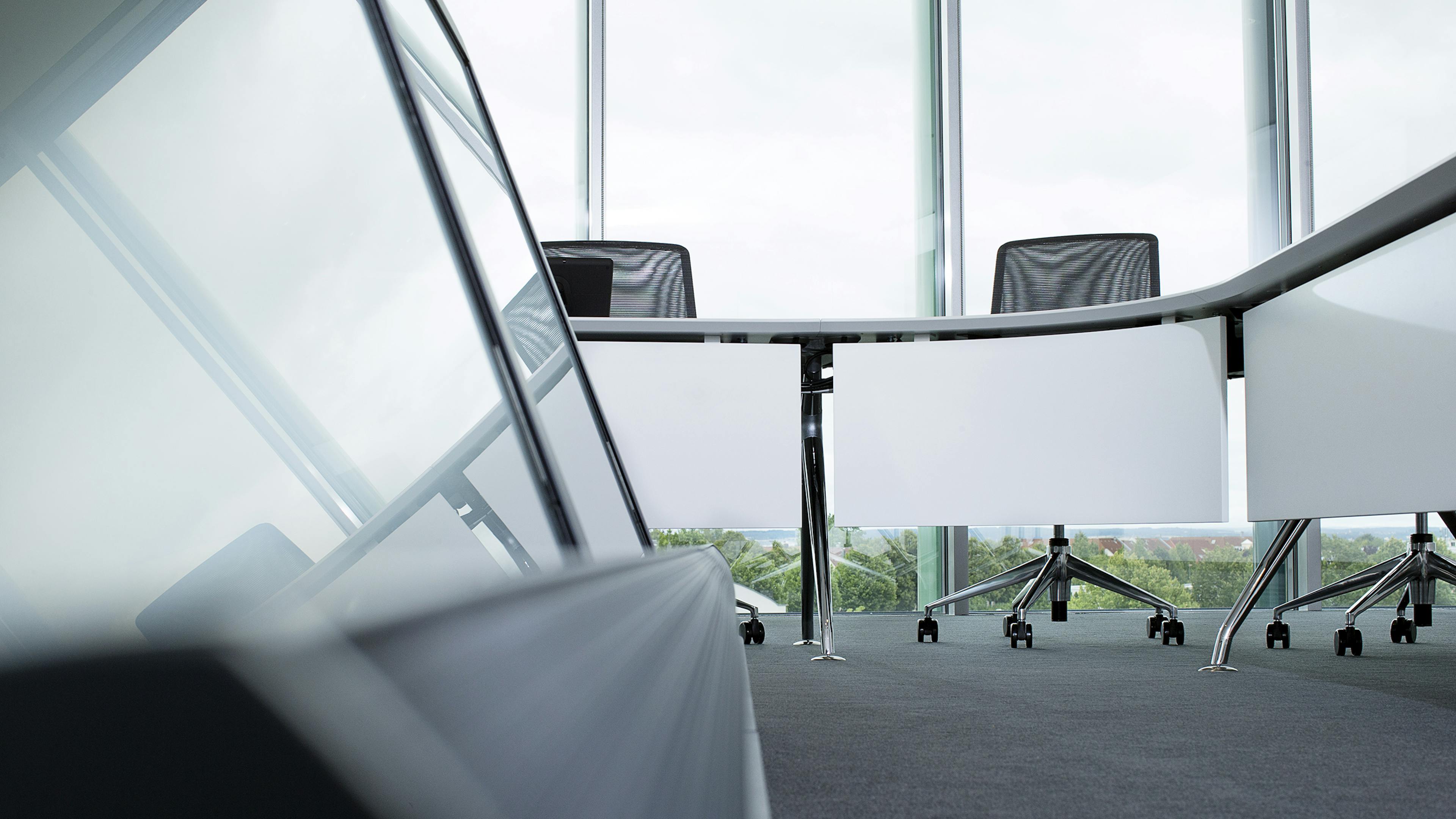 Mann+Hummel, Ludwigsburg | Konferenzraum | Konferenzanlage: xcone | Monitorinsel | Konferenzstuhl: primo