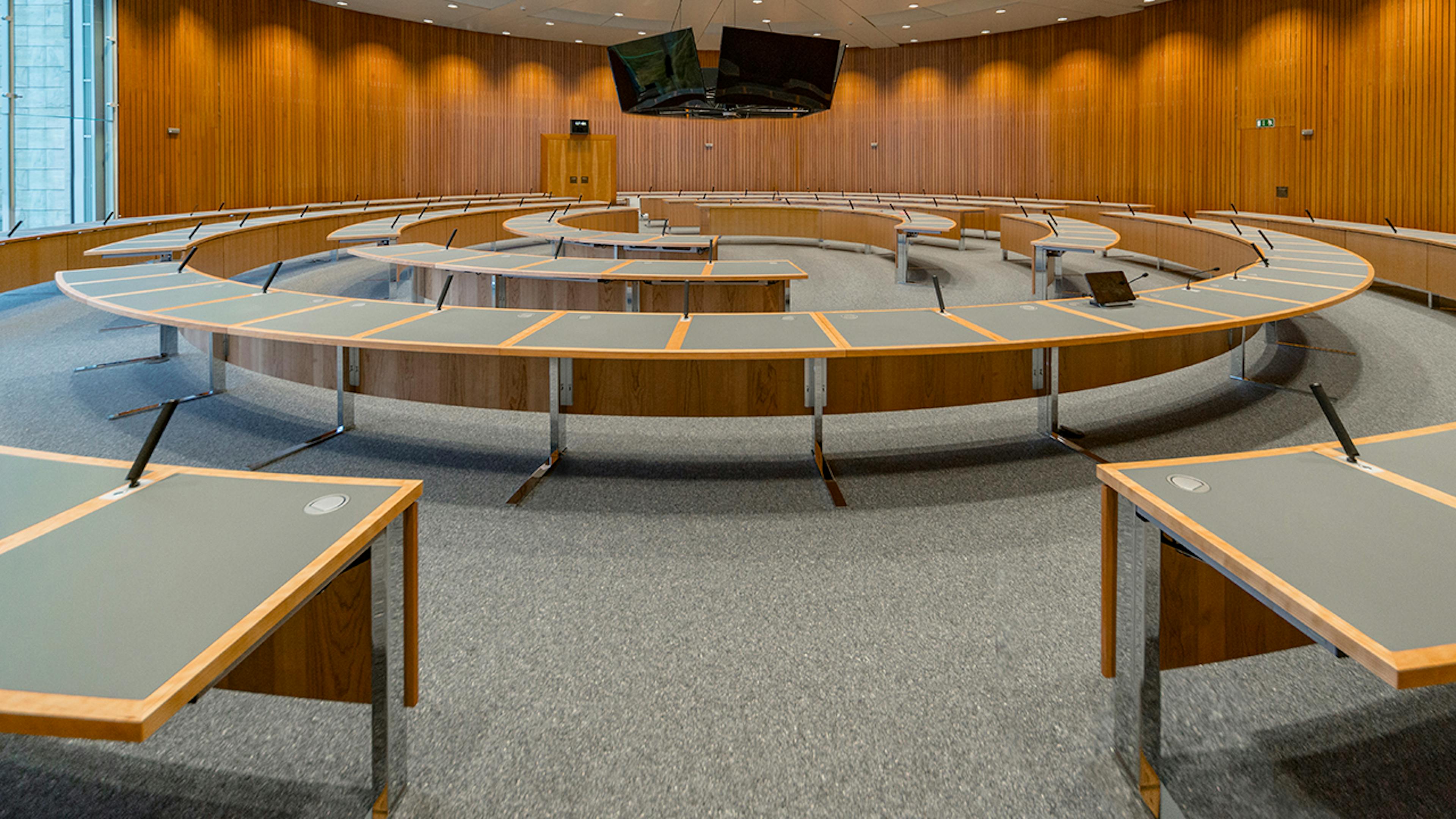 Landtag NRW, Düsseldorf | Fraktionssaal | plenum c-fuß | werkzeuglos montierbares Auditorium