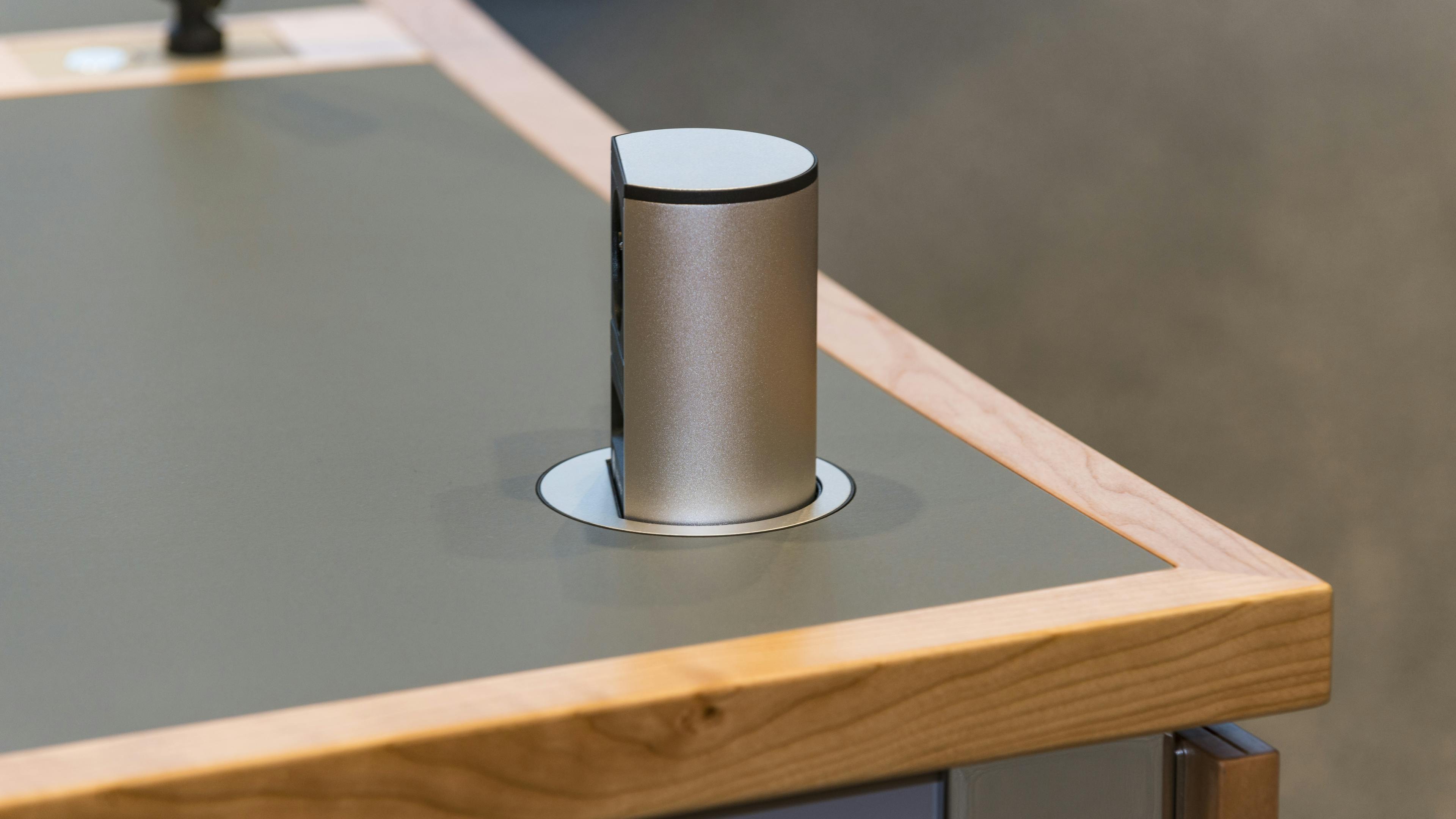 Landtag NRW, Düsseldorf | Fraktionssaal | plenum c-fuß | werkzeuglos montierbares Auditorium