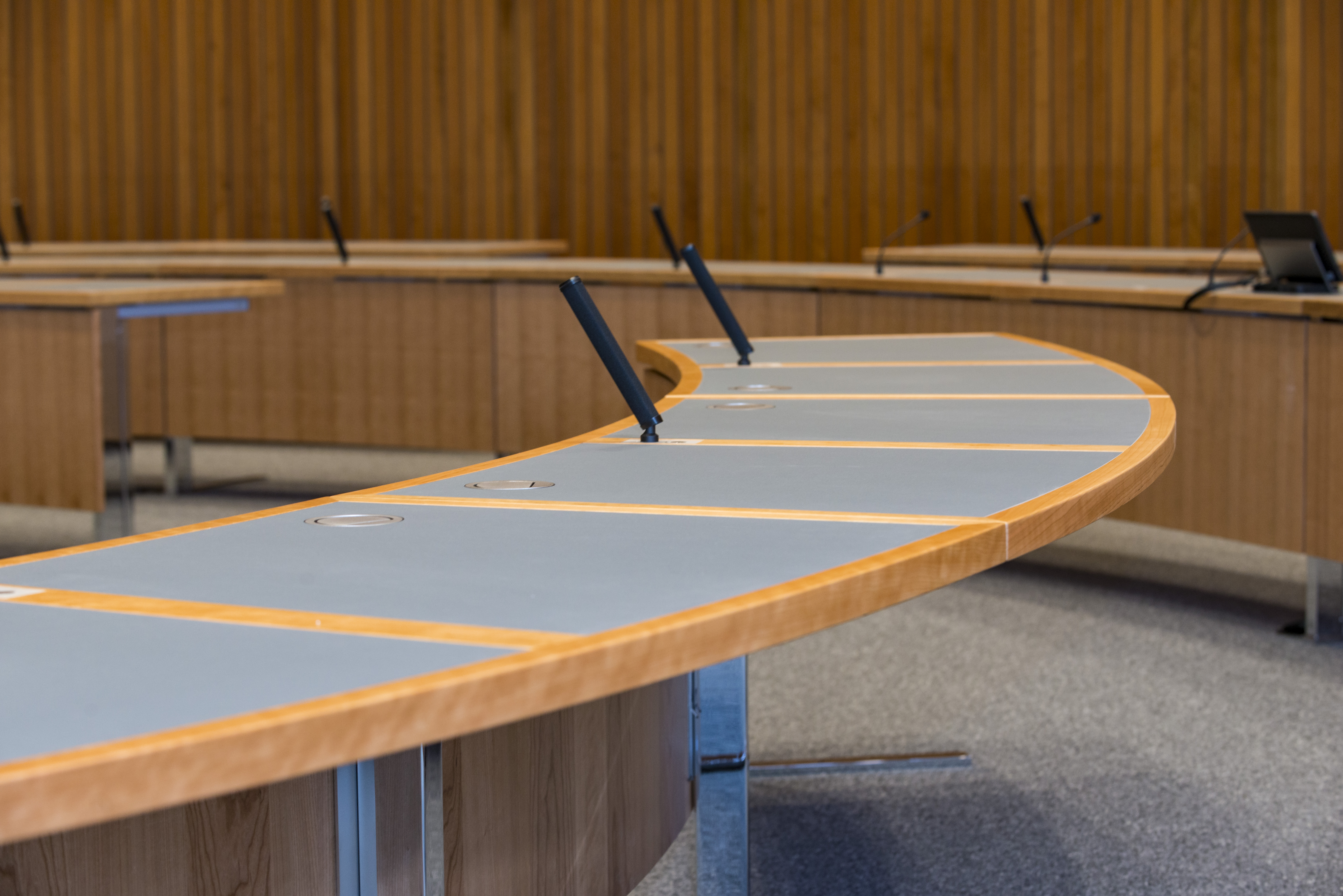 Landtag NRW, Düsseldorf | Fraktionssaal | plenum c-fuß | werkzeuglos montierbares Auditorium