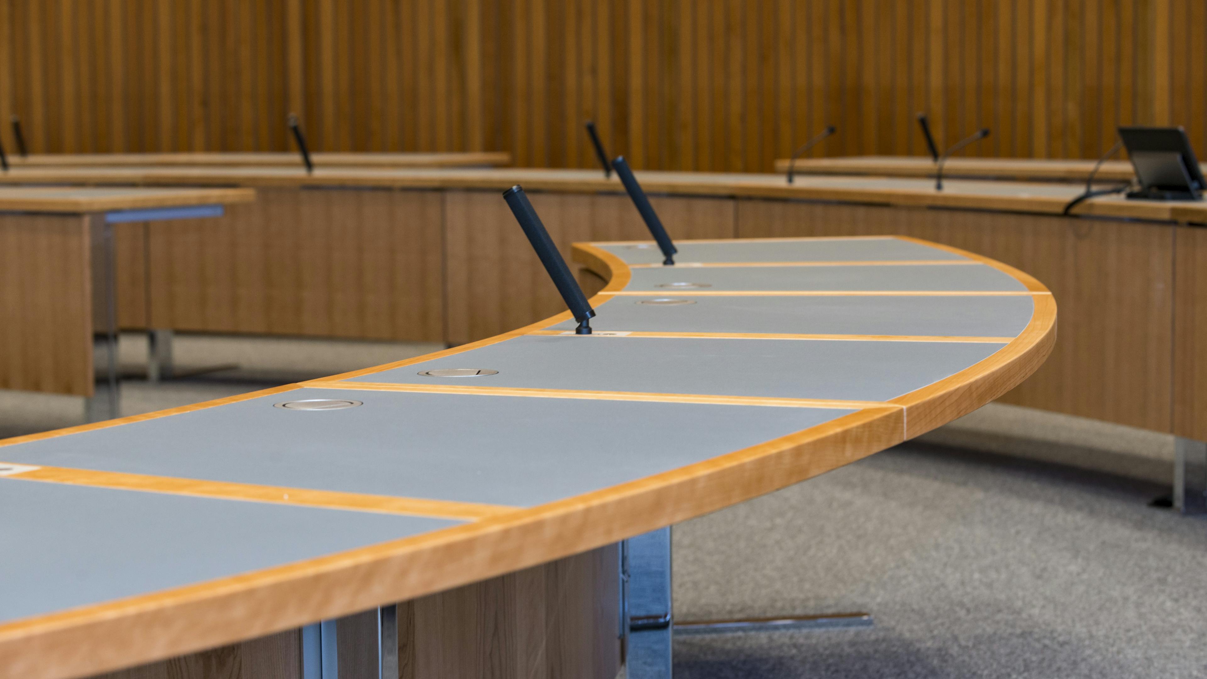 Landtag NRW, Düsseldorf | Fraktionssaal | plenum c-fuß | werkzeuglos montierbares Auditorium