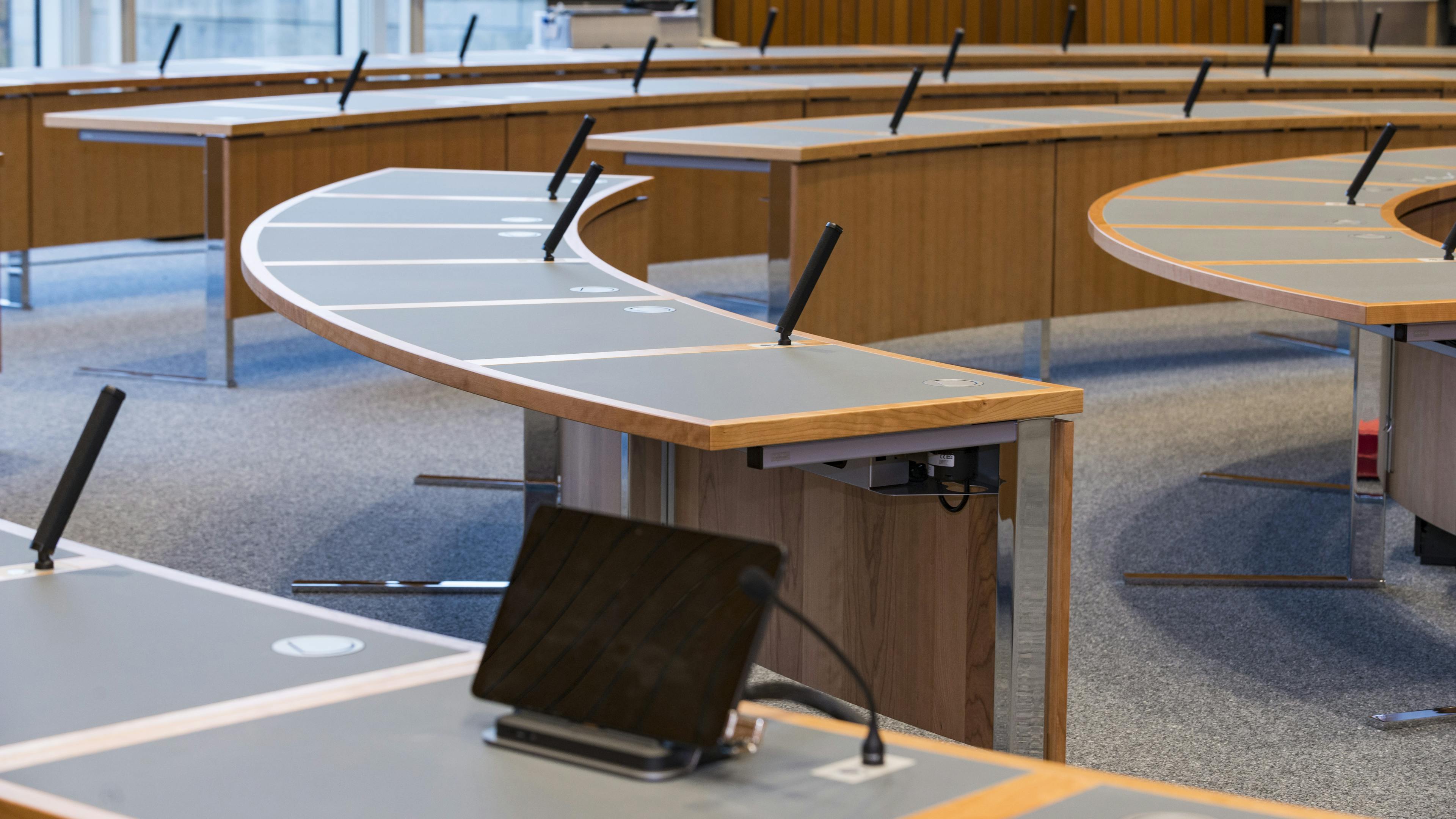 Landtag NRW, Düsseldorf | Fraktionssaal | plenum c-fuß | werkzeuglos montierbares Auditorium