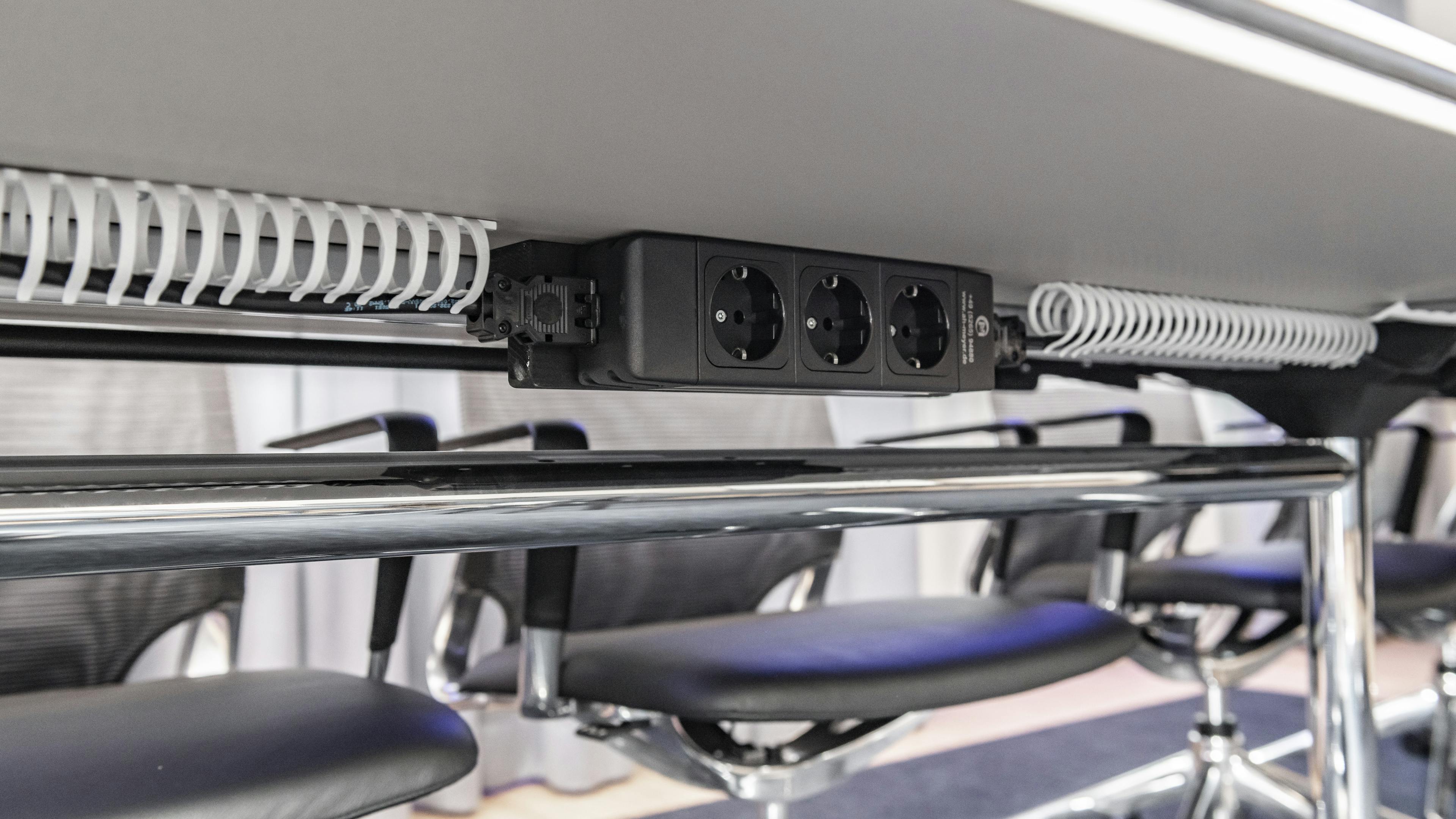 Volksbank Fellbach | multiform | Beinraumblende | Tischanschlussfeld