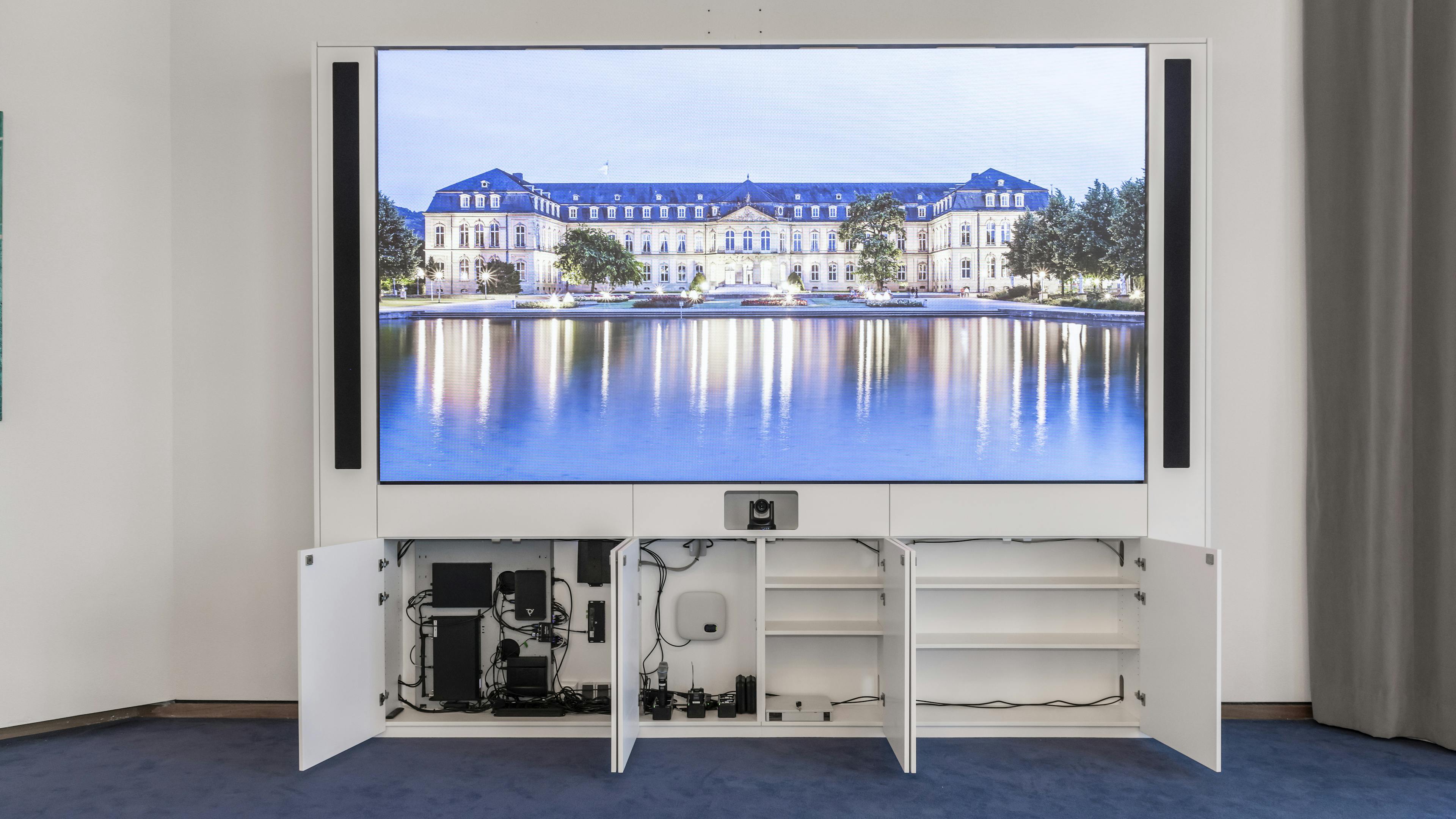 References_picture_gallery_ministry_of_finance_Stuttgart_LED_media_wall_technology_integration
