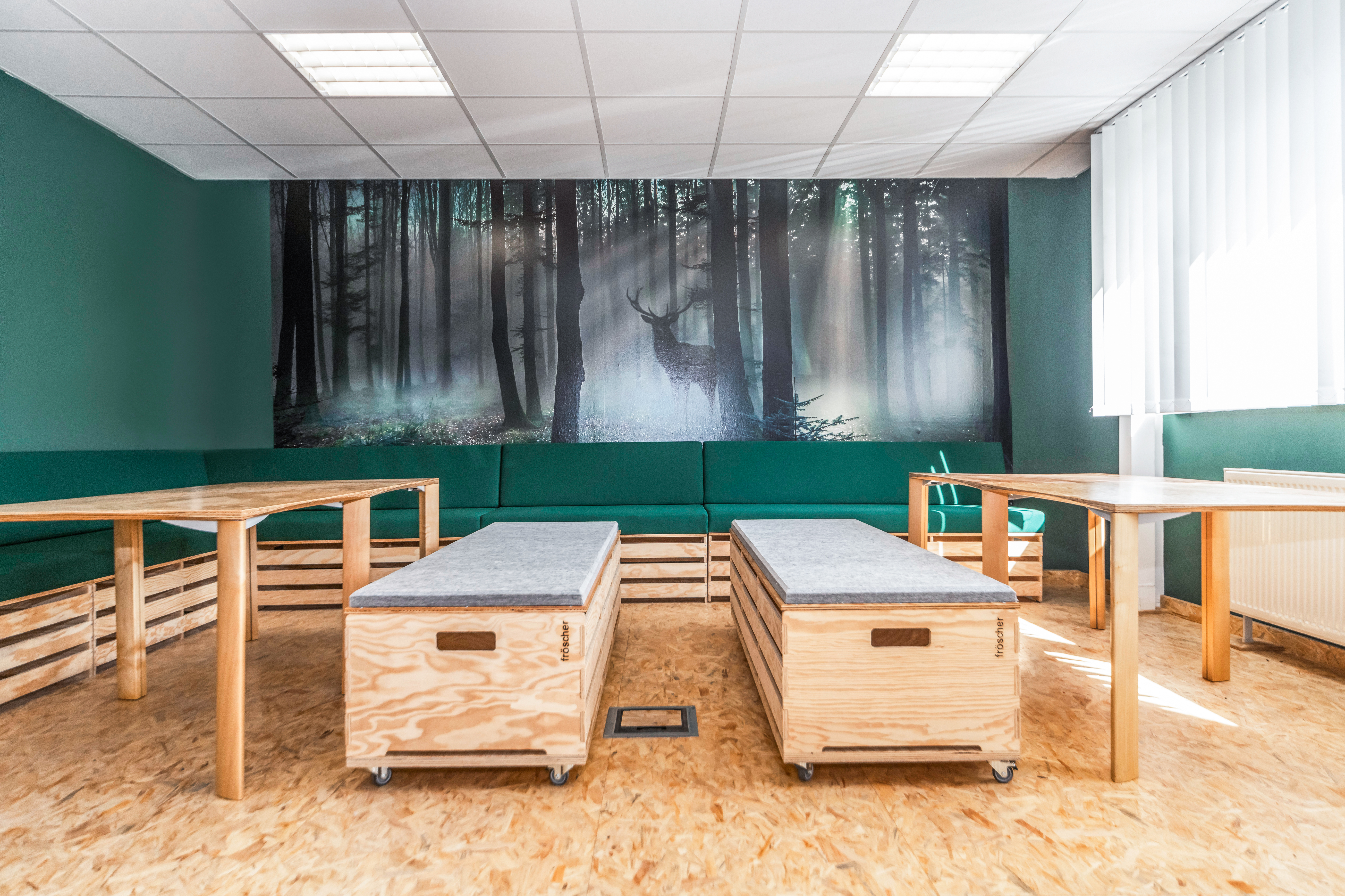 Referenzen-Bildergalerie-fröscher Pausenraum arena auf Rollen arena als Eckbank cetera Tisch 