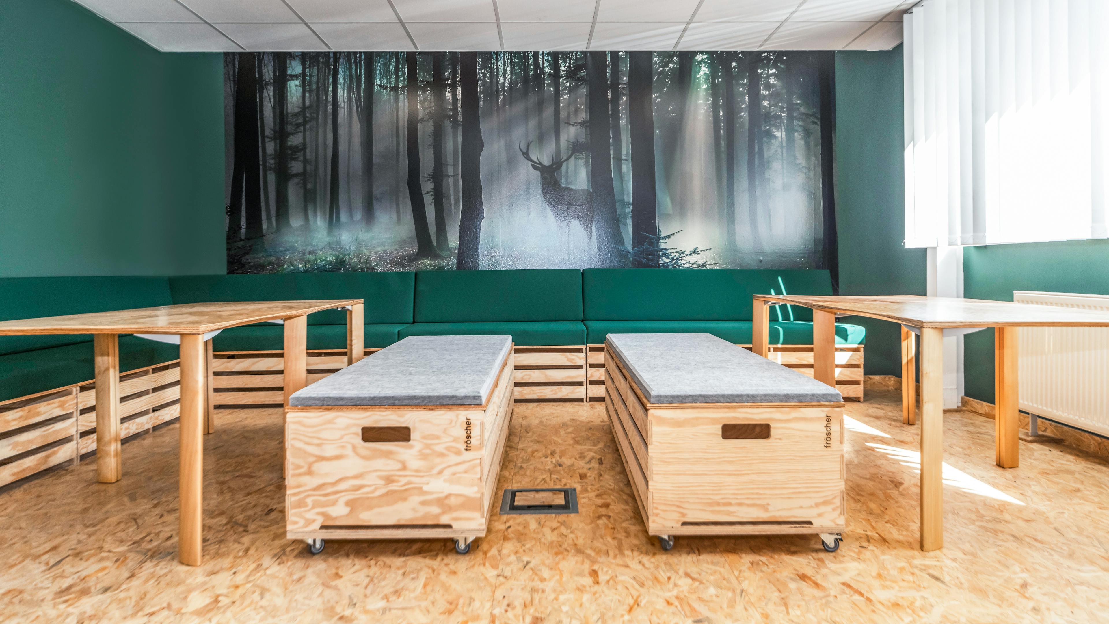 Referenzen-Bildergalerie-fröscher Pausenraum arena auf Rollen arena als Eckbank cetera Tisch