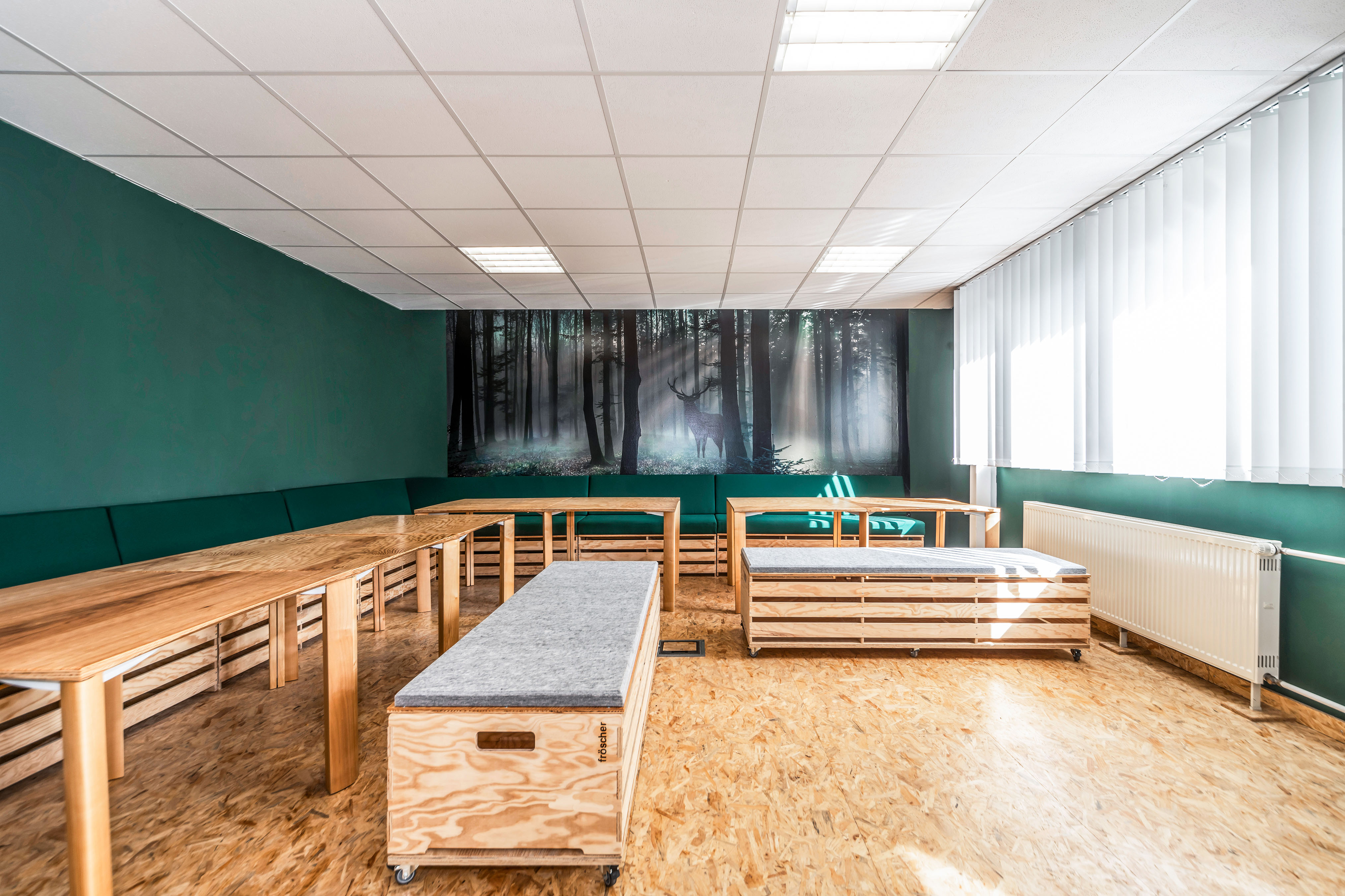 Referenzen-Bildergalerie-fröscher Pausenraum arena auf Rollen arena als Eckbank cetera Tisch