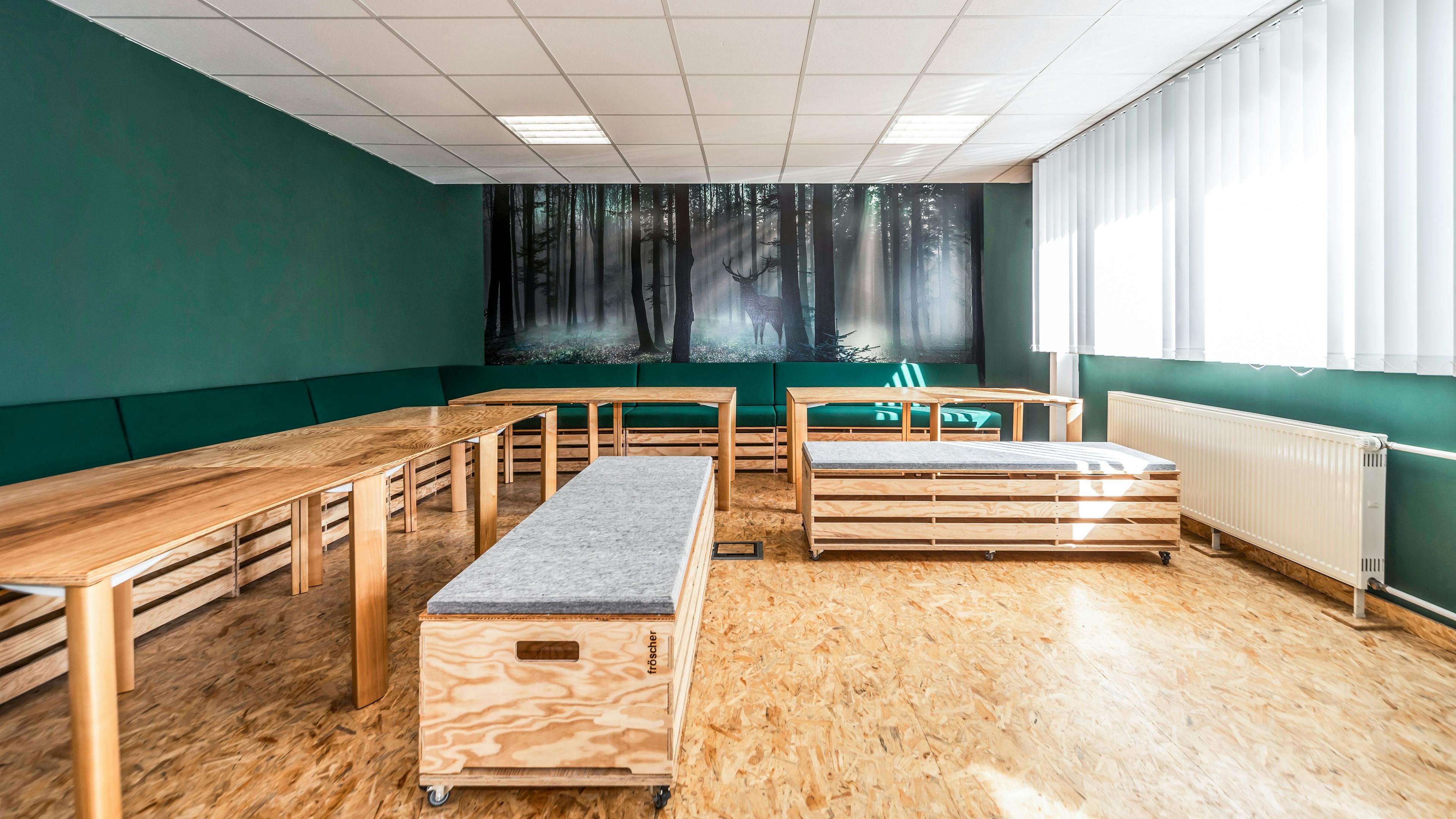 Referenzen-Bildergalerie-fröscher Pausenraum arena auf Rollen arena als Eckbank cetera Tisch