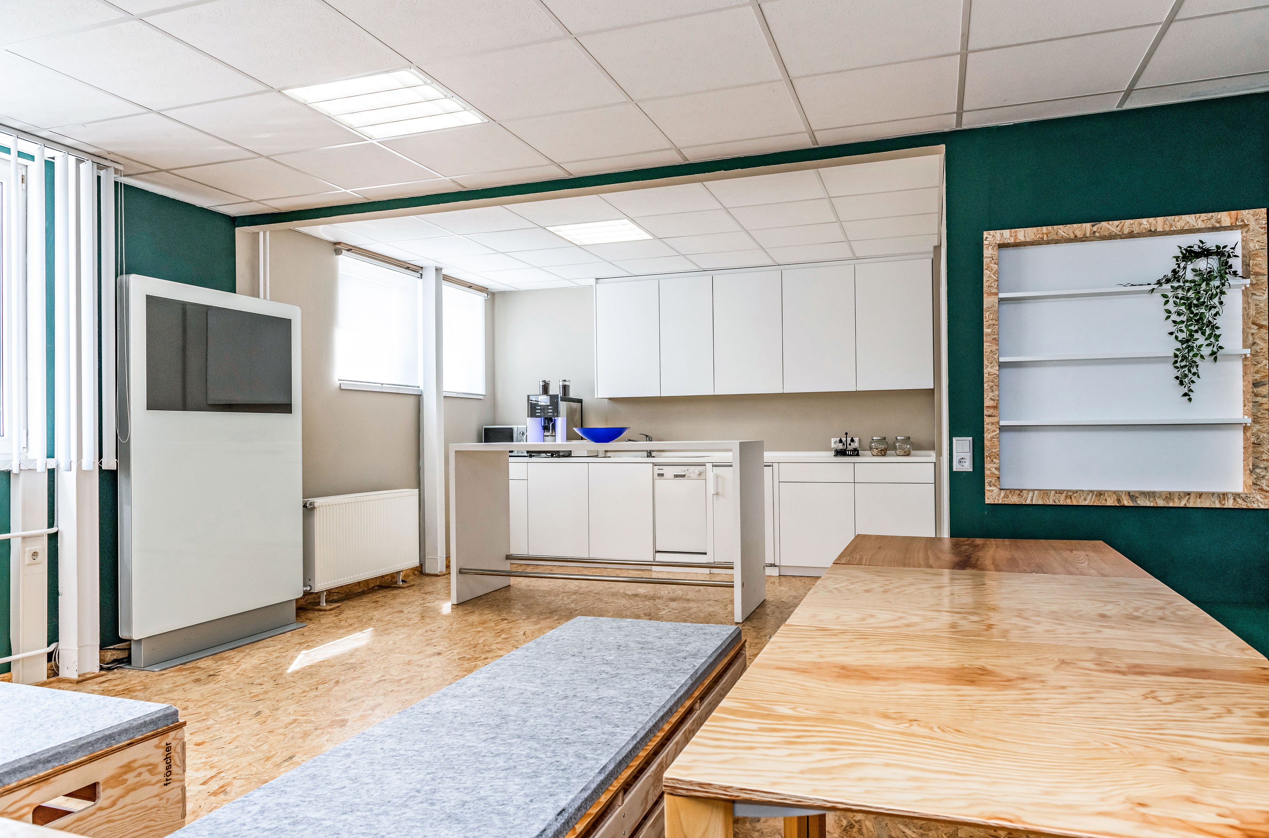 Referenzen-Bildergalerie-fröscher Pausenraum  arena auf Rollen arena als Eckbank cetera Tisch  Stehtisch tosca  fröscher-Einbauküche
