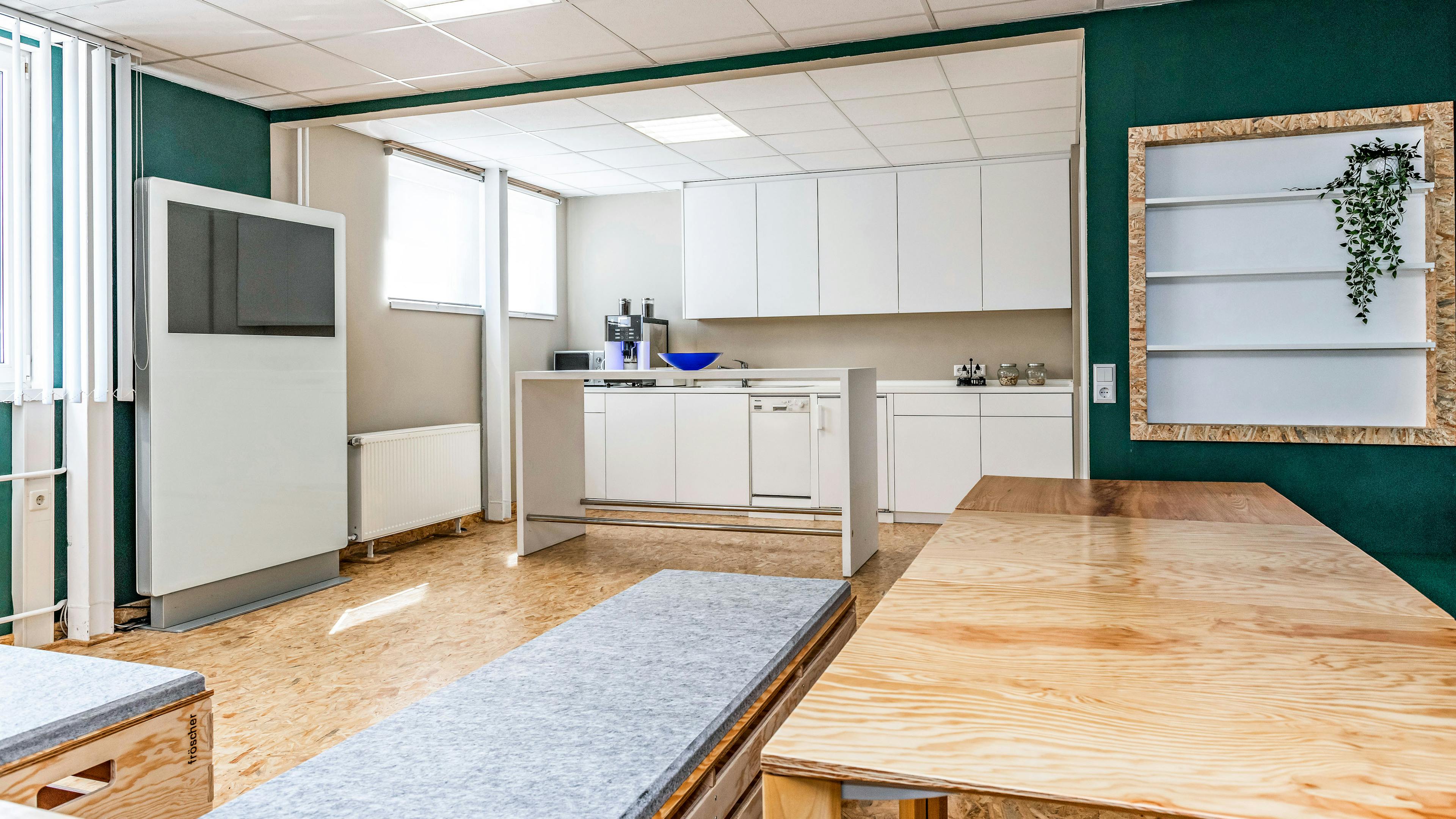 Referenzen-Bildergalerie-fröscher Pausenraum arena auf Rollen arena als Eckbank cetera Tisch Stehtisch tosca fröscher-Einbauküche