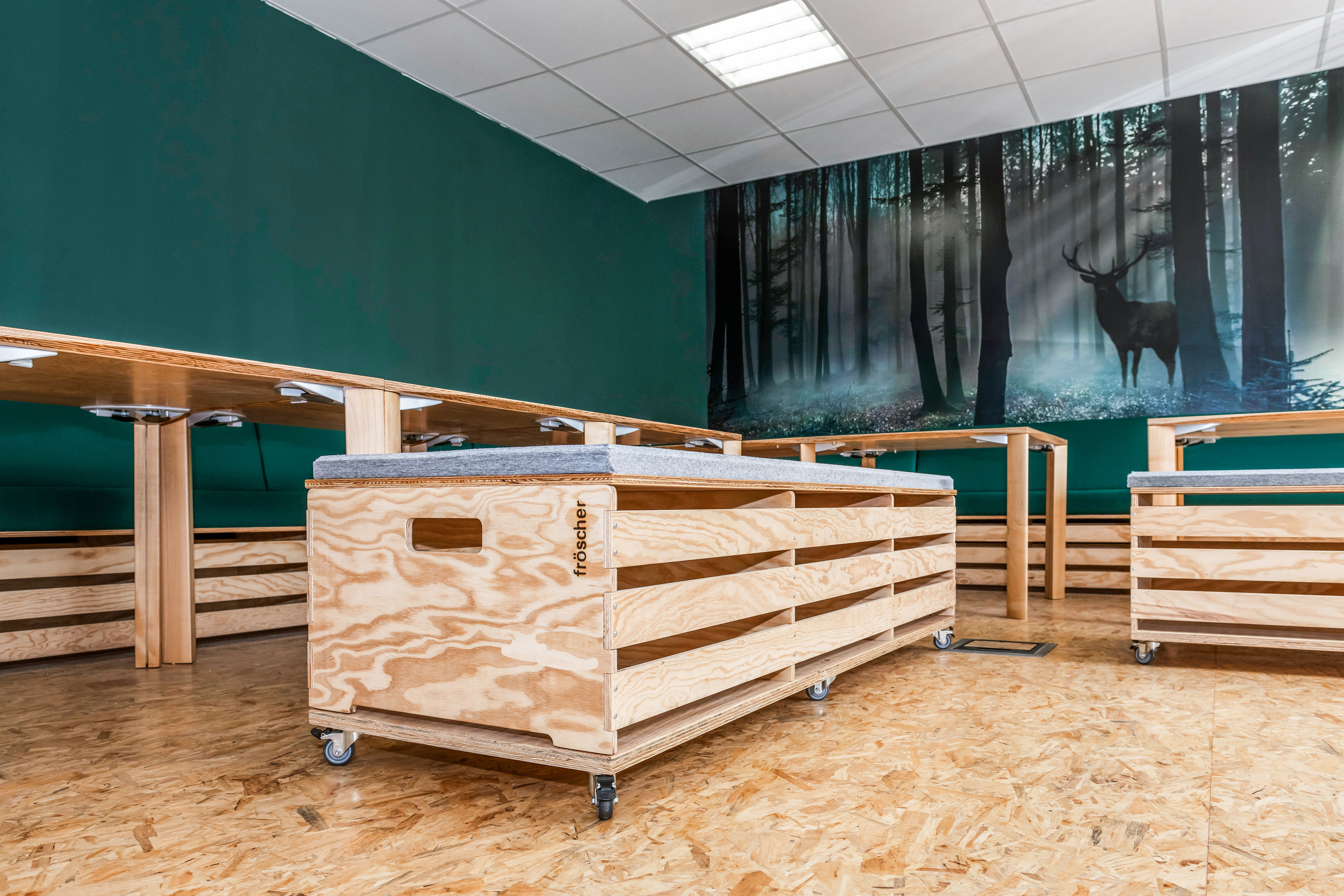 Referenzen-Bildergalerie-fröscher Pausenraum-arena auf Rollen-arena als Eckbank-cetera Tisch
