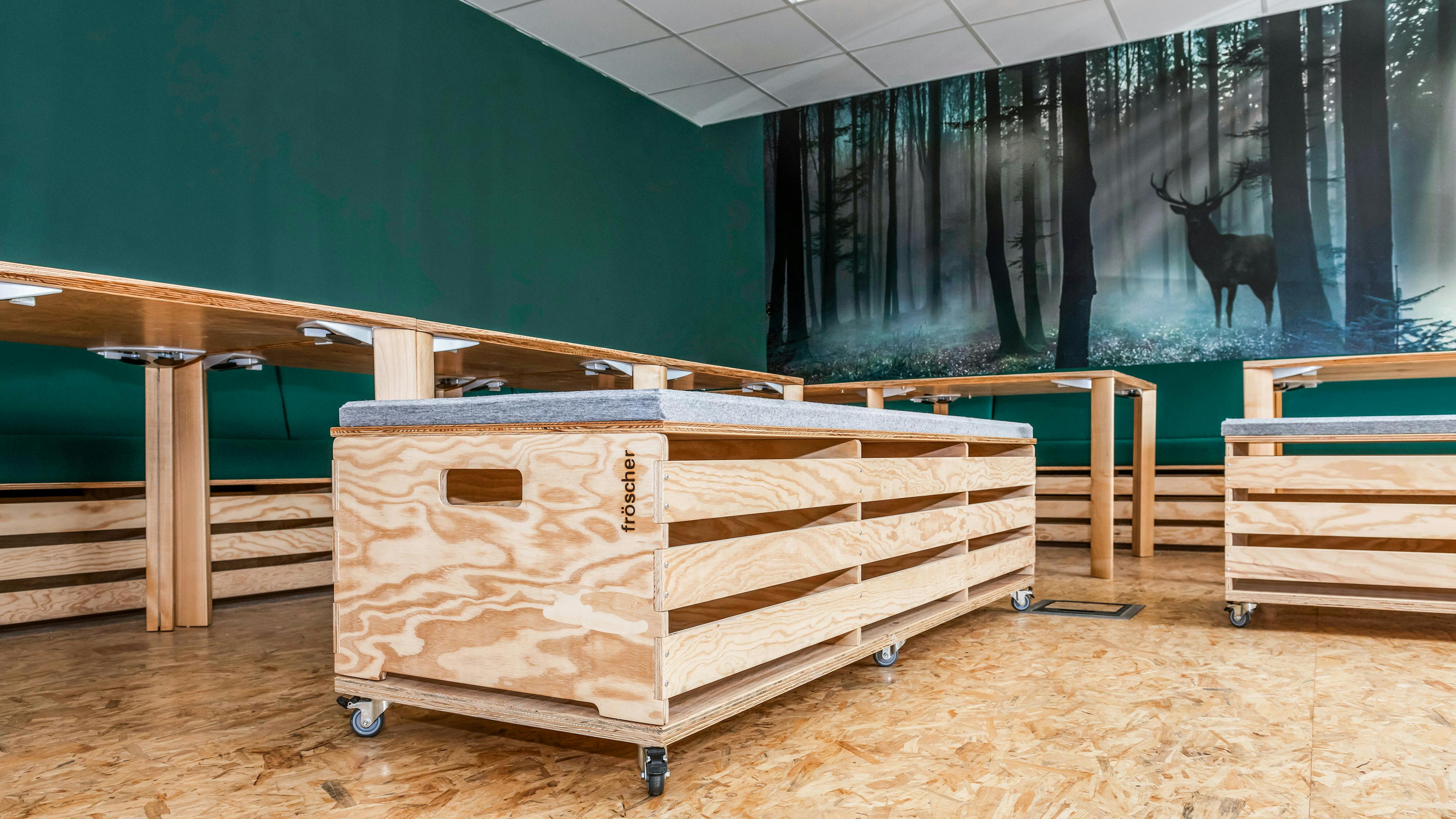 Referenzen-Bildergalerie-fröscher Pausenraum-arena auf Rollen-arena als Eckbank-cetera Tisch