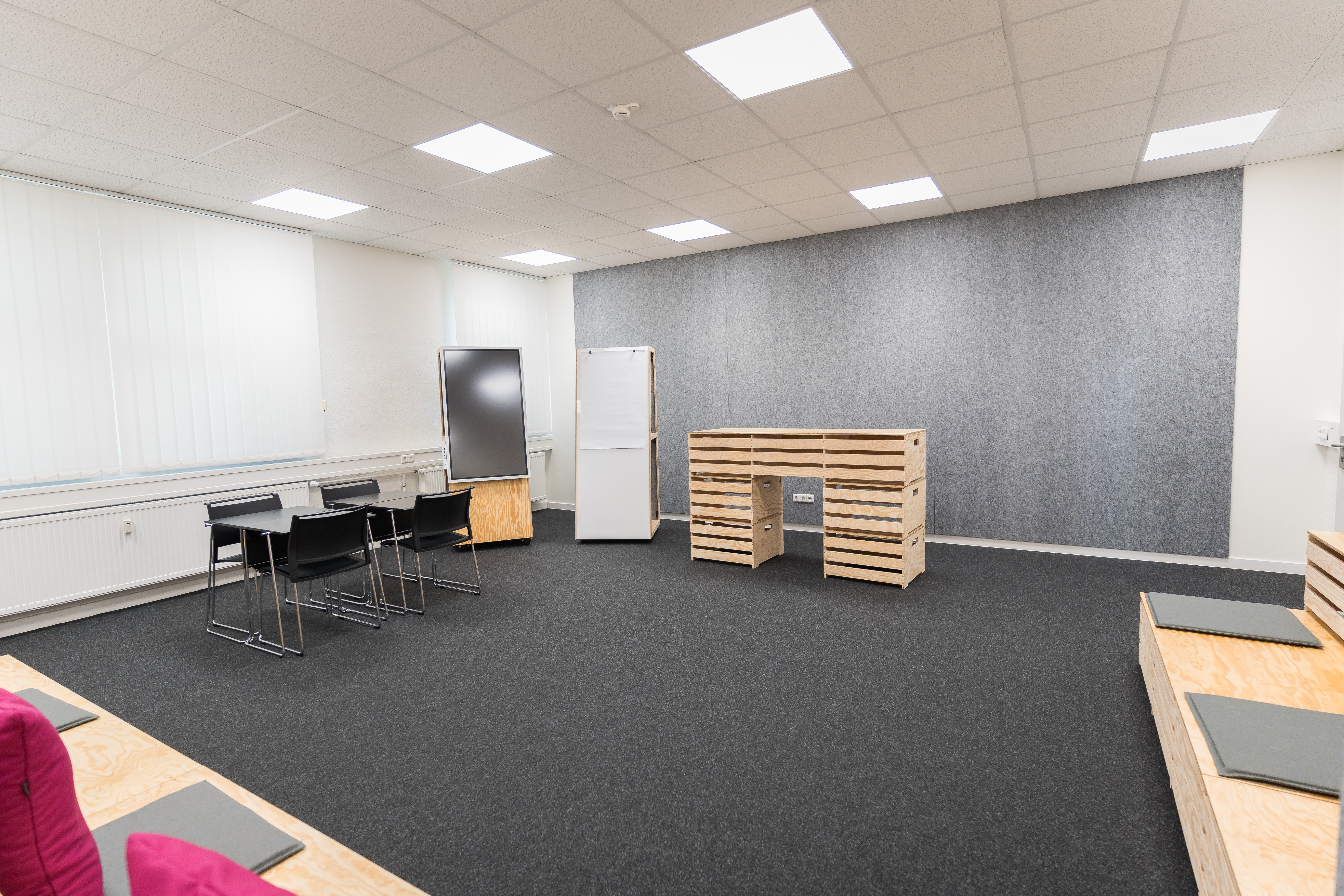 Referenzen-Bildergalerie-fröscher Technologiezentrum-Schwäbisch-Hall-arena-arena als Stehpult-klif Tisch-klif Stapelstuhl-a-frame-flip-a-frame-multiform Tisch