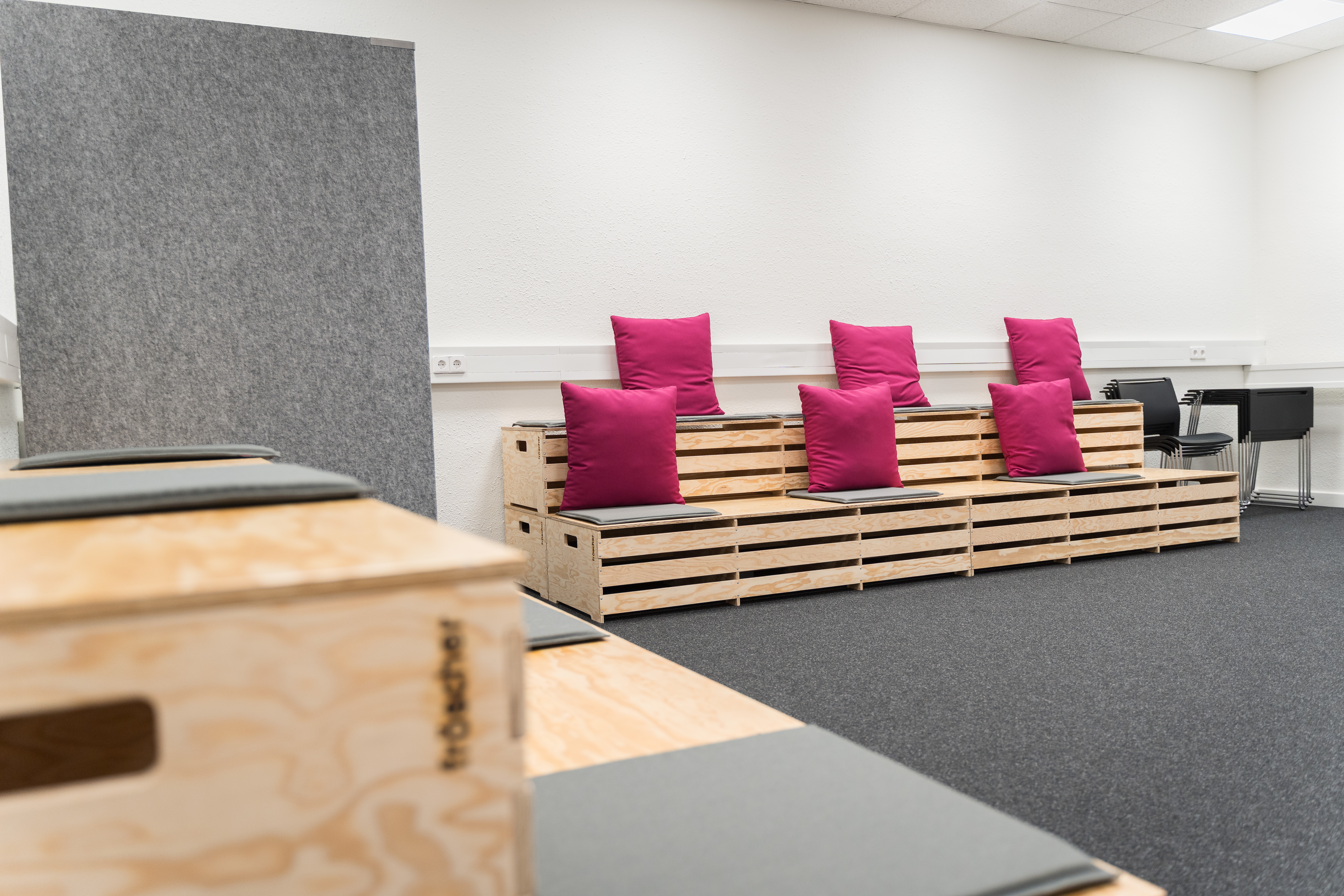 Referenzen-Bildergalerie-fröscher Technologiezentrum-Schwäbisch-Hall-arena-arena als Stehpult-klif Tisch-klif Stapelstuhl-a-frame-flip-a-frame-multiform Tisch