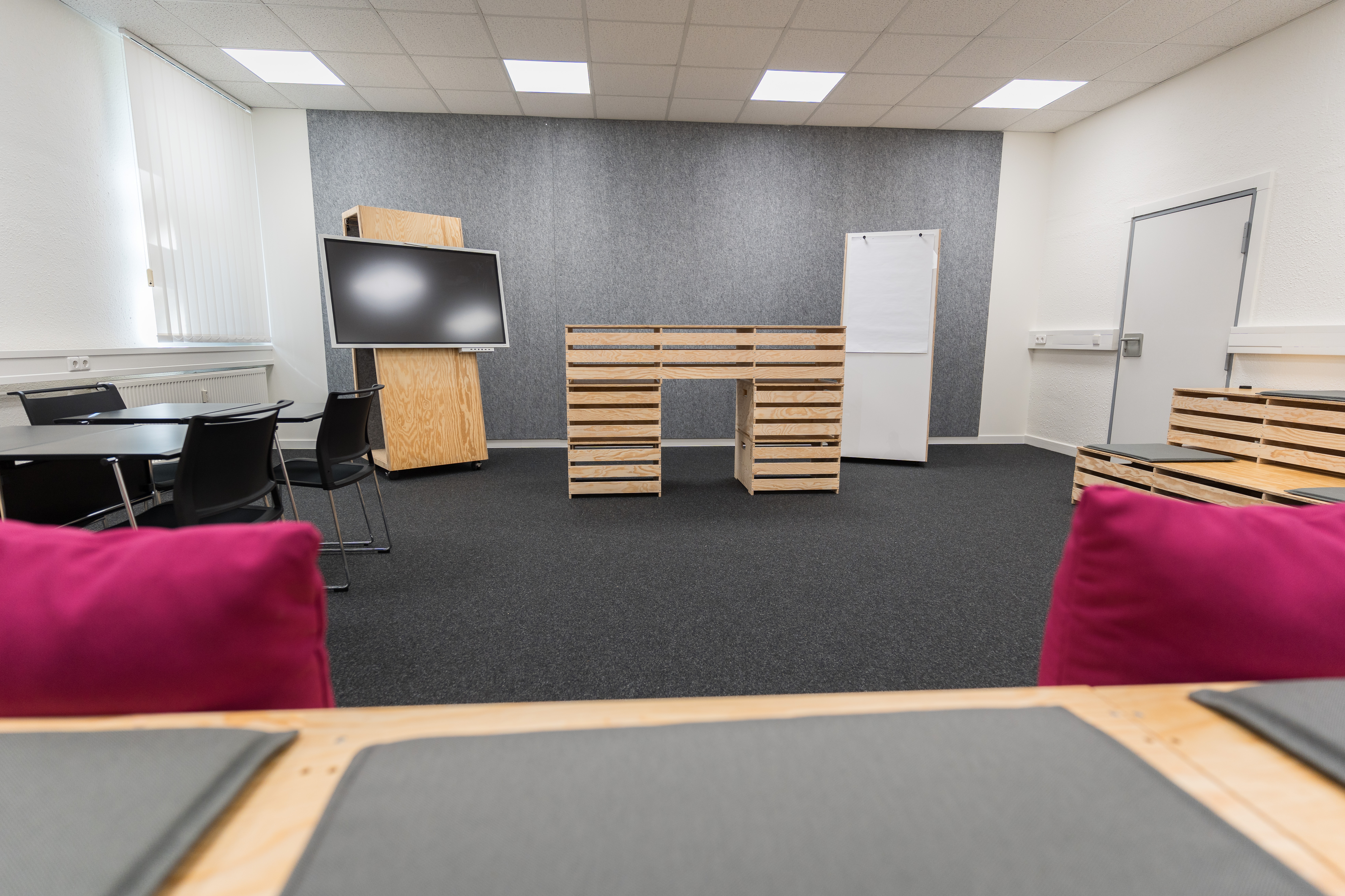 Referenzen-Bildergalerie-fröscher Technologiezentrum-Schwäbisch-Hall-arena-arena als Stehpult-klif Tisch-klif Stapelstuhl-a-frame-flip-a-frame-multiform Tisch