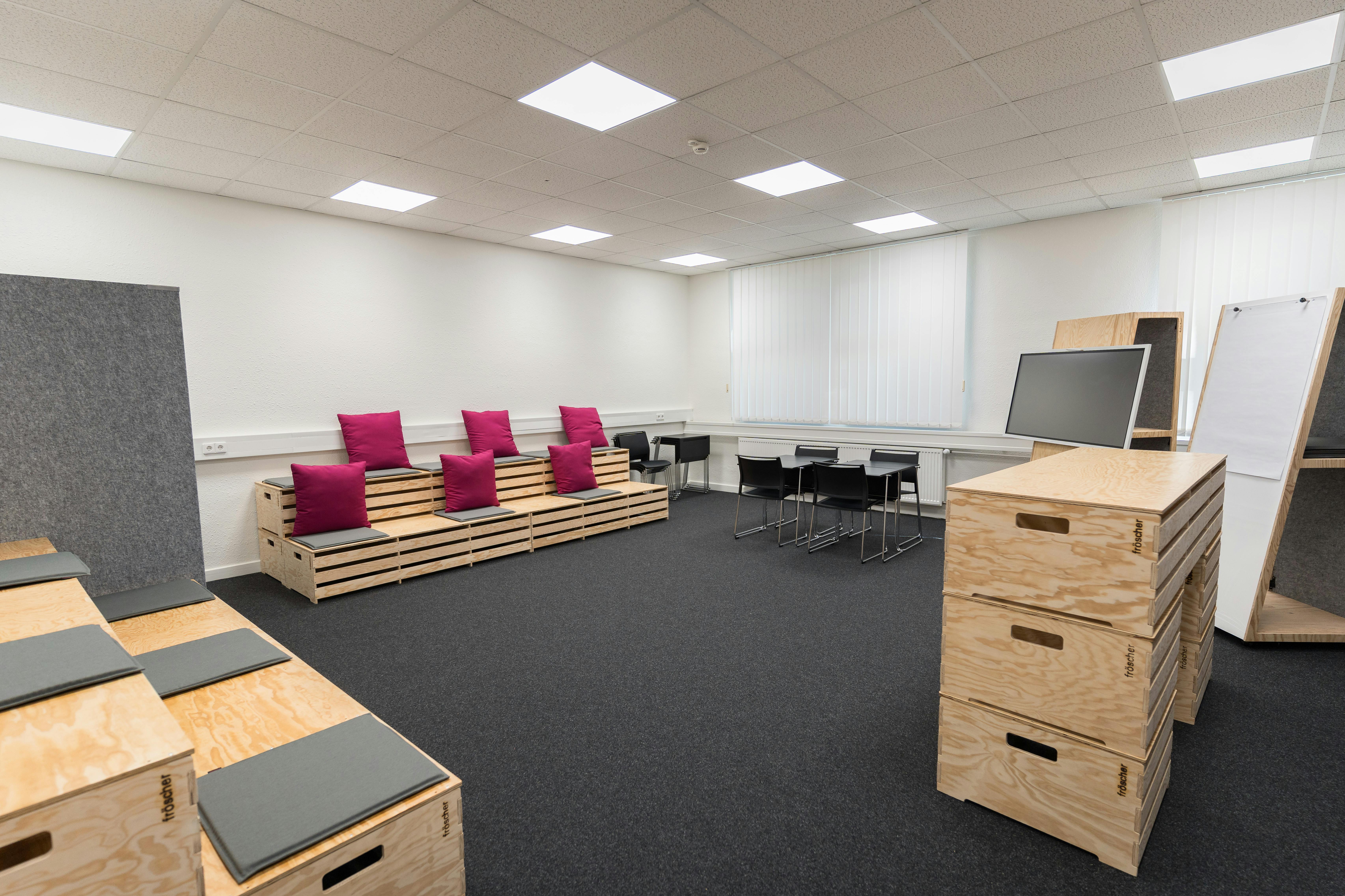 Referenzen-Bildergalerie-fröscher Technologiezentrum-Schwäbisch-Hall-arena-arena als Stehpult-klif Tisch-klif Stapelstuhl-a-frame-flip-a-frame