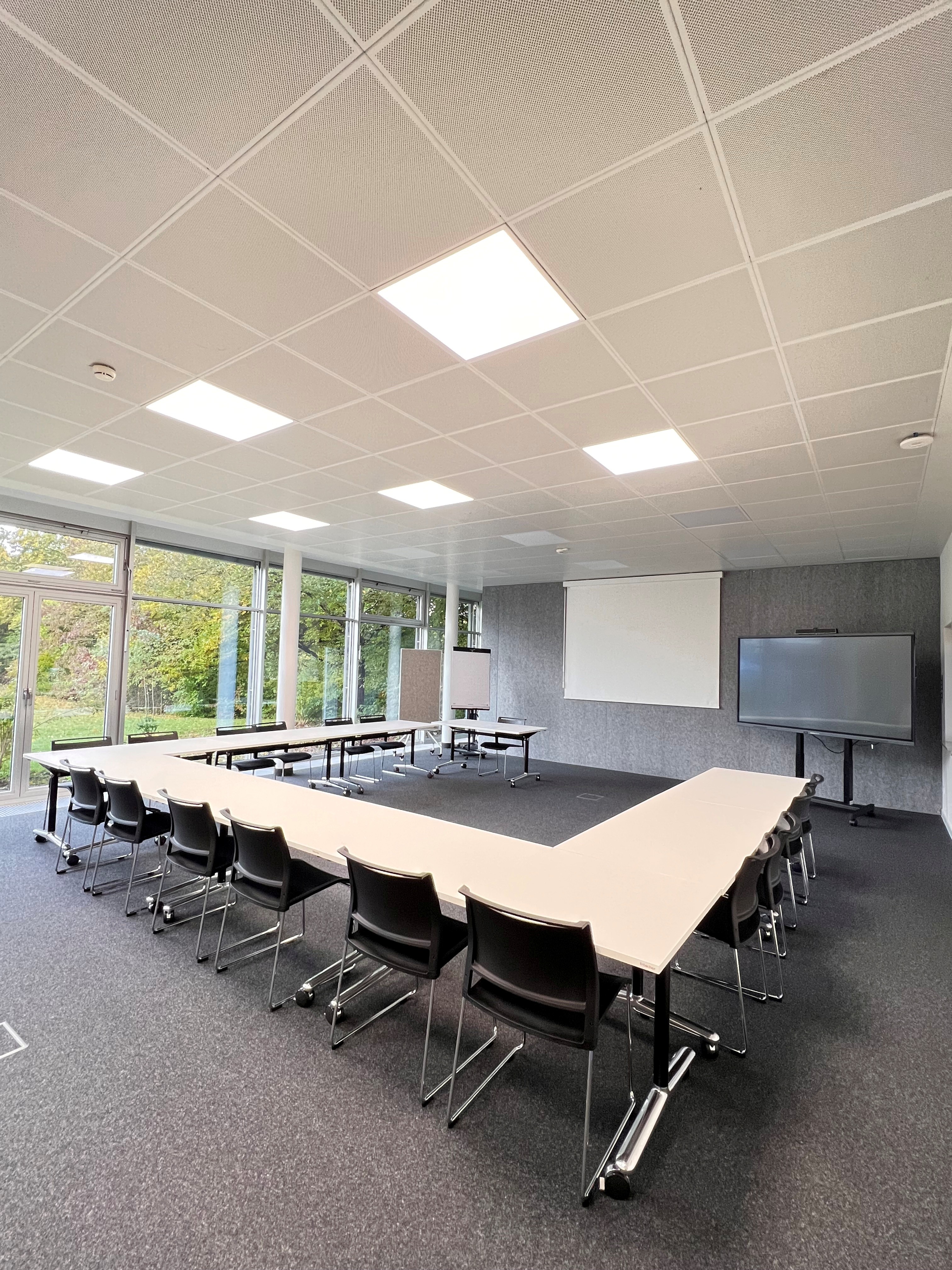 Referenzen-Bildergalerie-fröscher Technologiezentrum-Schwäbisch-Hall-arena-arena als Stehpult-klif Tisch-klif Stapelstuhl-a-frame-flip-a-frame-multiform Tisch