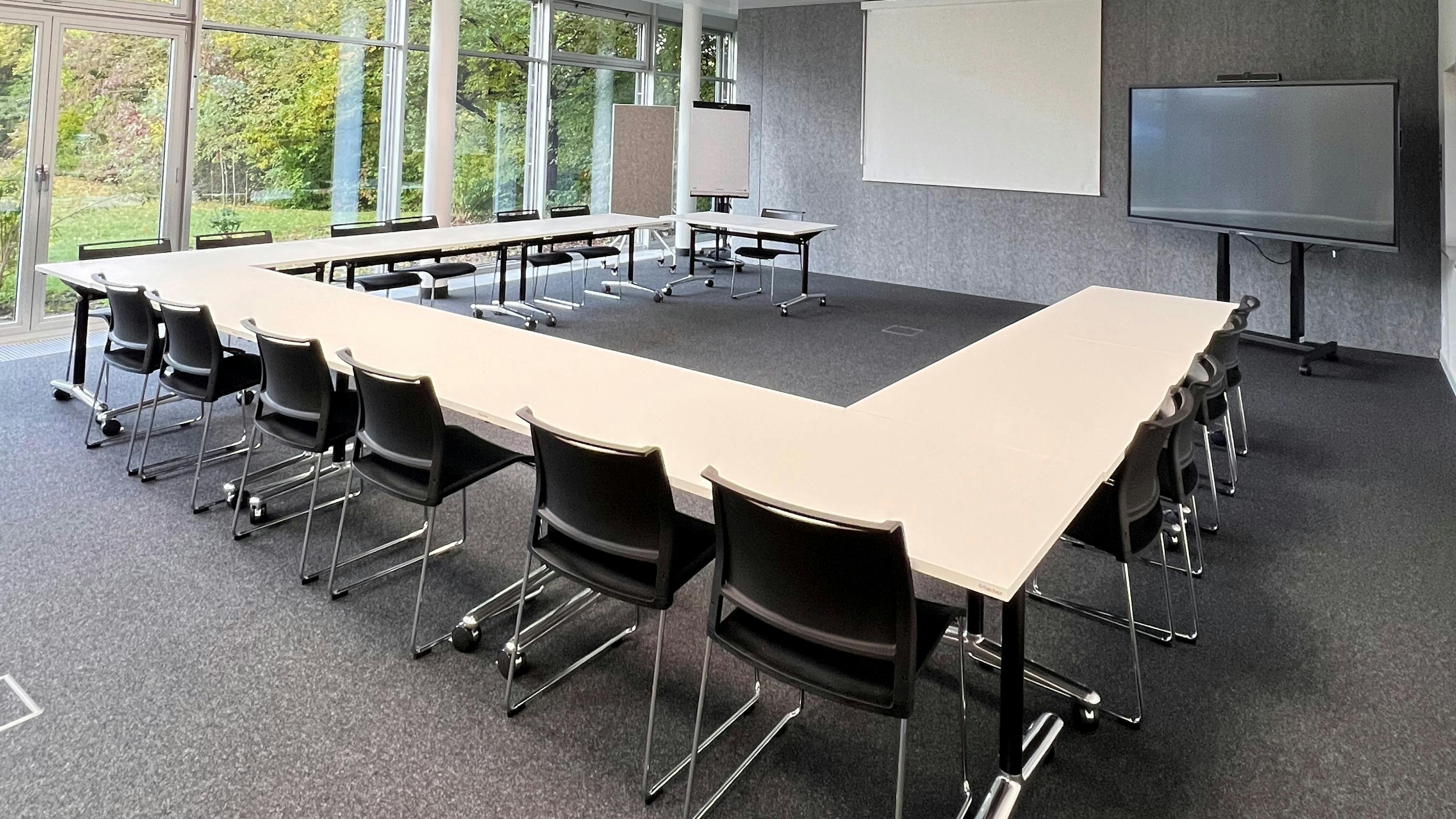 Referenzen-Bildergalerie-fröscher Technologiezentrum-Schwäbisch-Hall-arena-arena als Stehpult-klif Tisch-klif Stapelstuhl-a-frame-flip-a-frame-multiform Tisch