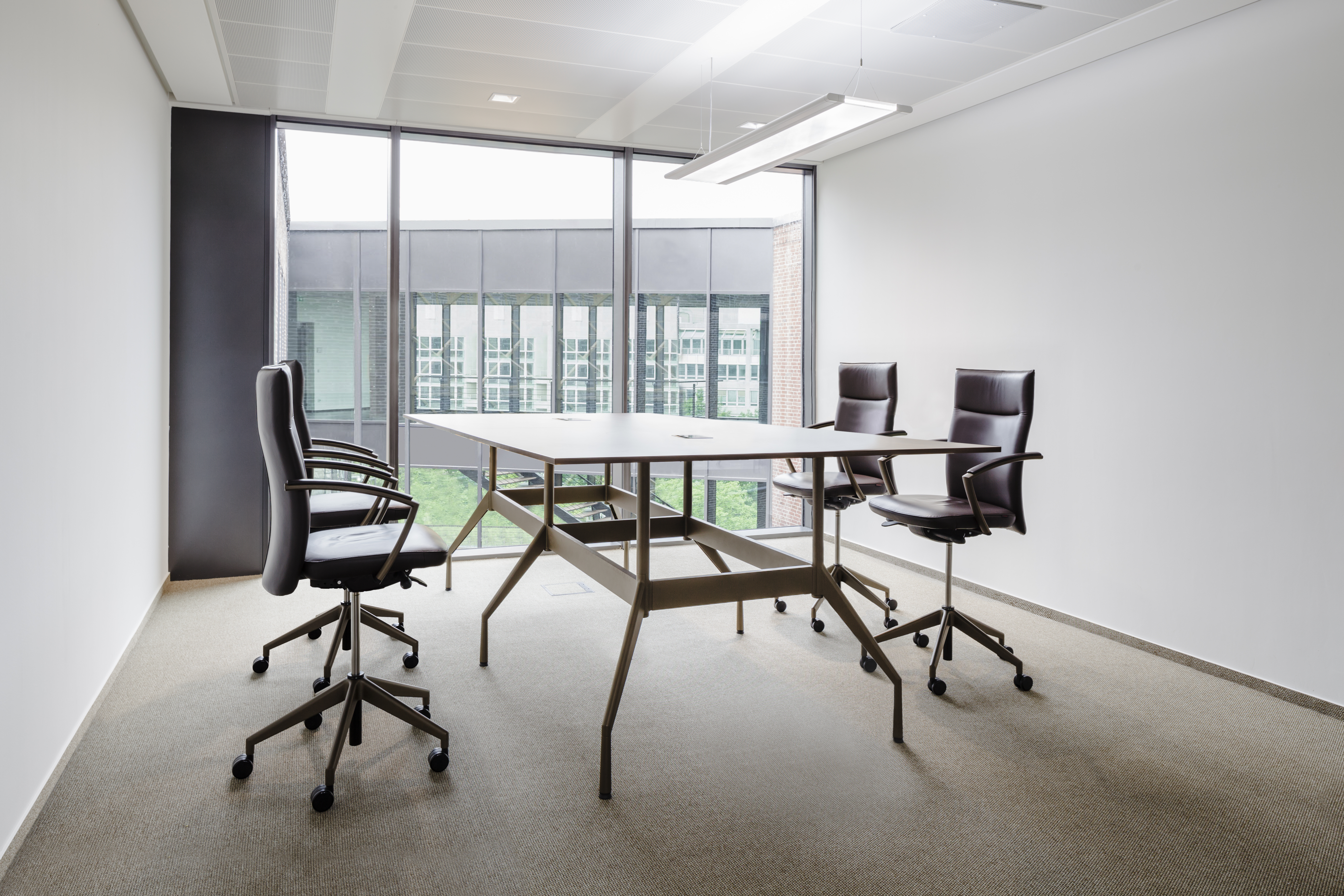 Referenzen-Bildergalerie-Verwaltungsgebäude Frankfurt a.M.- pharao comfort- fallon Tisch