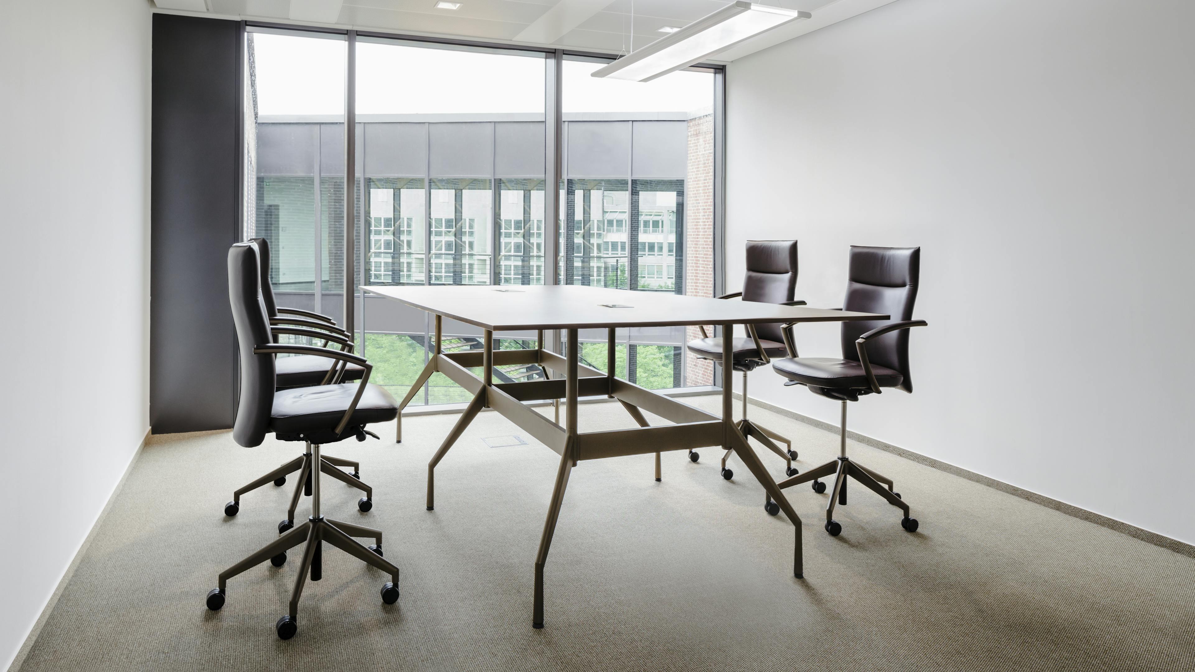 Referenzen-Bildergalerie-Verwaltungsgebäude Frankfurt a.M.- pharao comfort- fallon Tisch