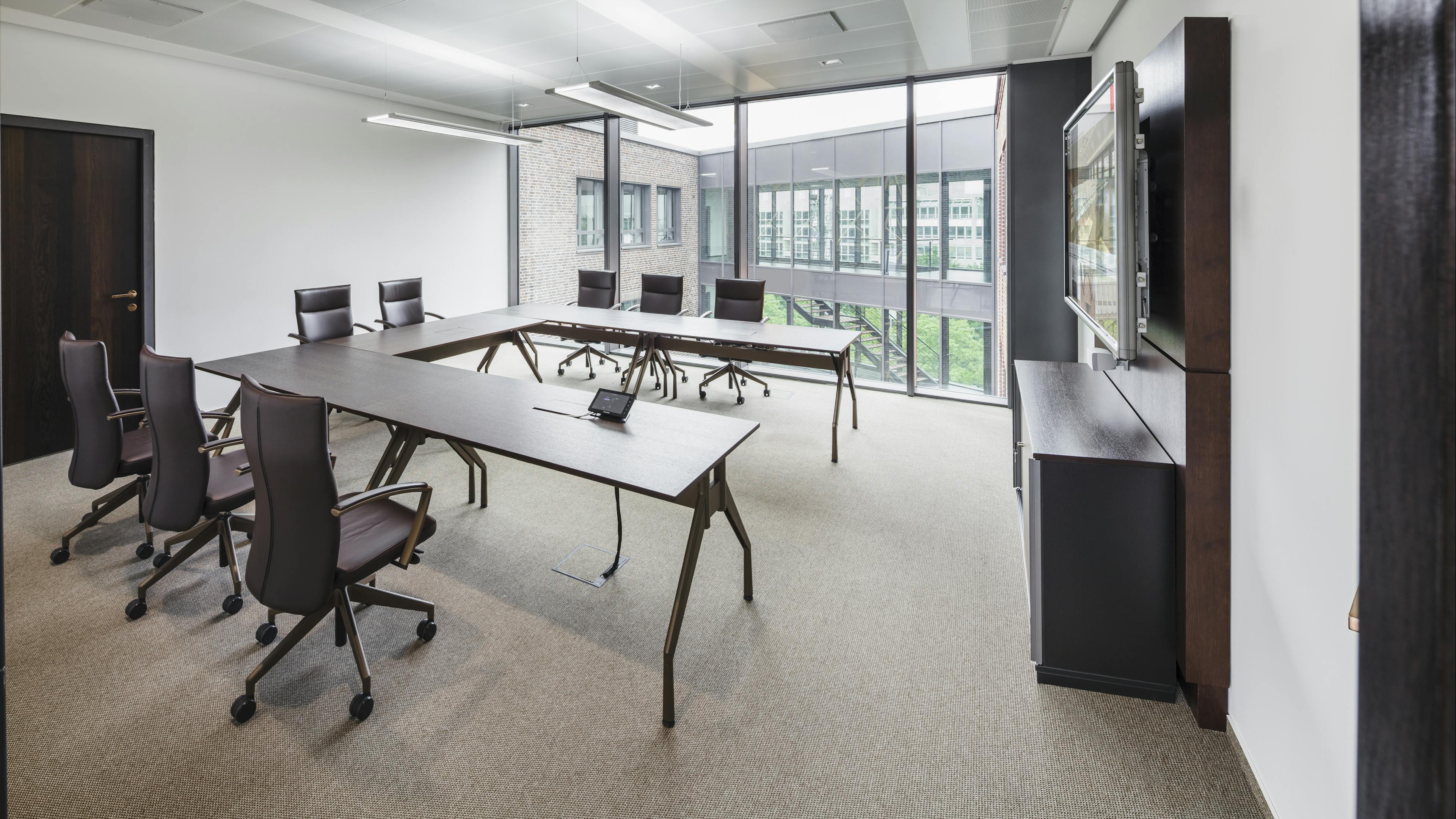 Referenzen-Bildergalerie-Verwaltungsgebäude Frankfurt a.M.- pharao comfort- fallon Tisch