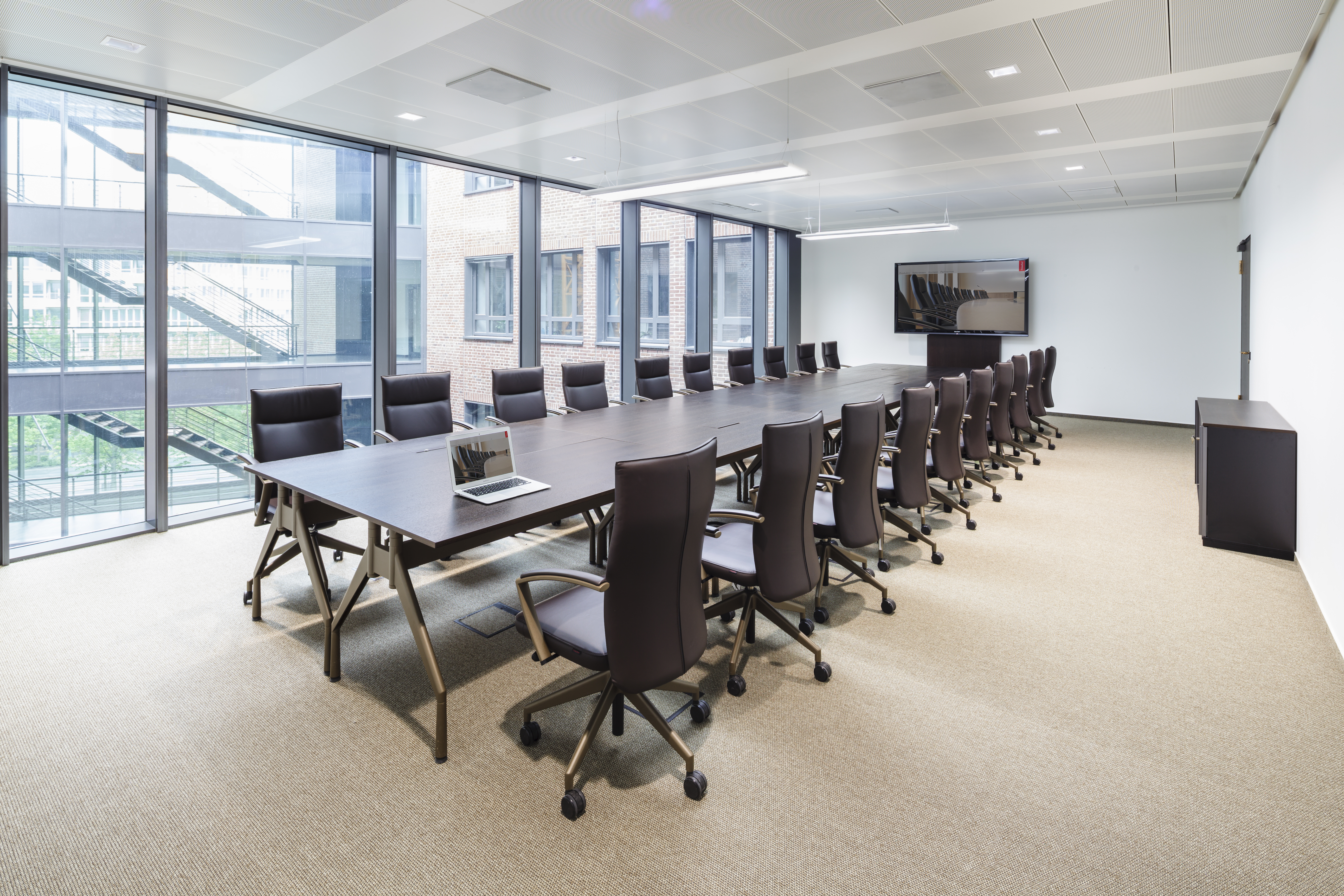 Referenzen-Bildergalerie-Verwaltungsgebäude Frankfurt a.M.-  pharao comfort- fallon Tisch