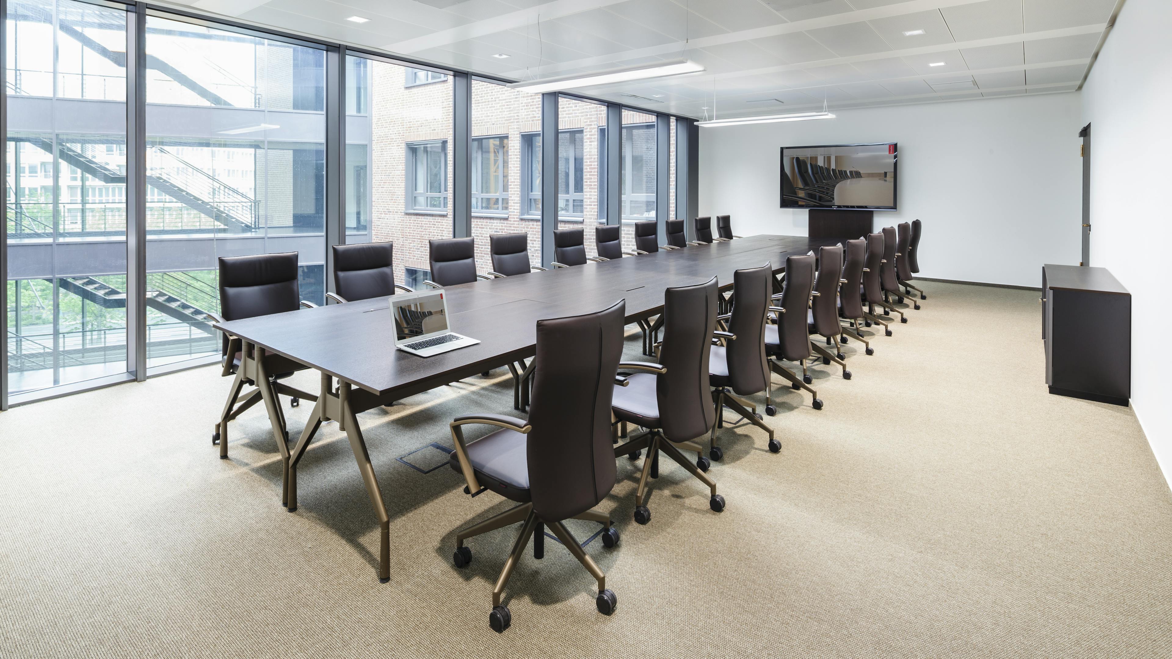 Referenzen-Bildergalerie-Verwaltungsgebäude Frankfurt a.M.- pharao comfort- fallon Tisch