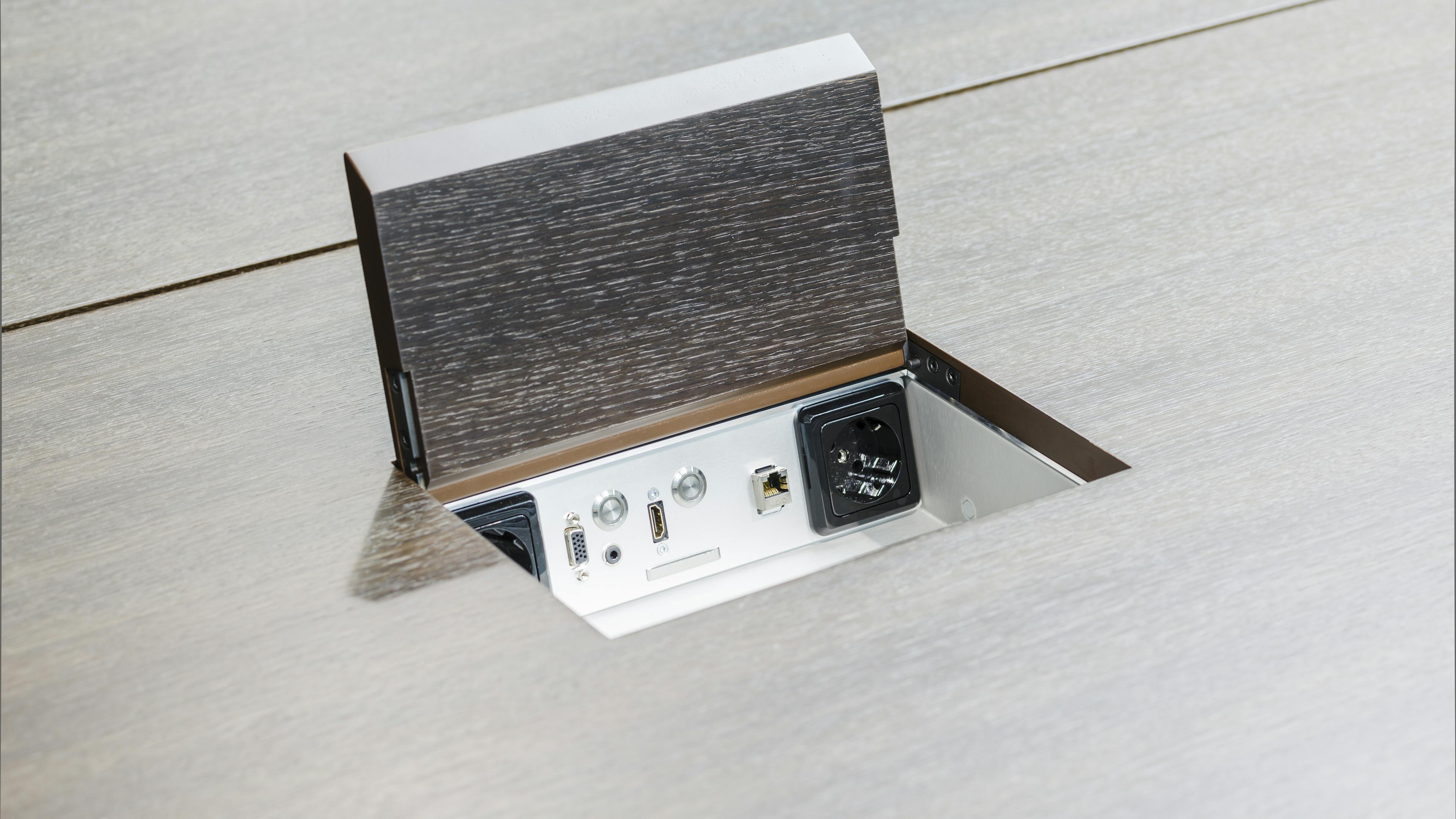 Referenzen-Bildergalerie-Verwaltungsgebäude Frankfurt a.M.- Tischanschlussfeld