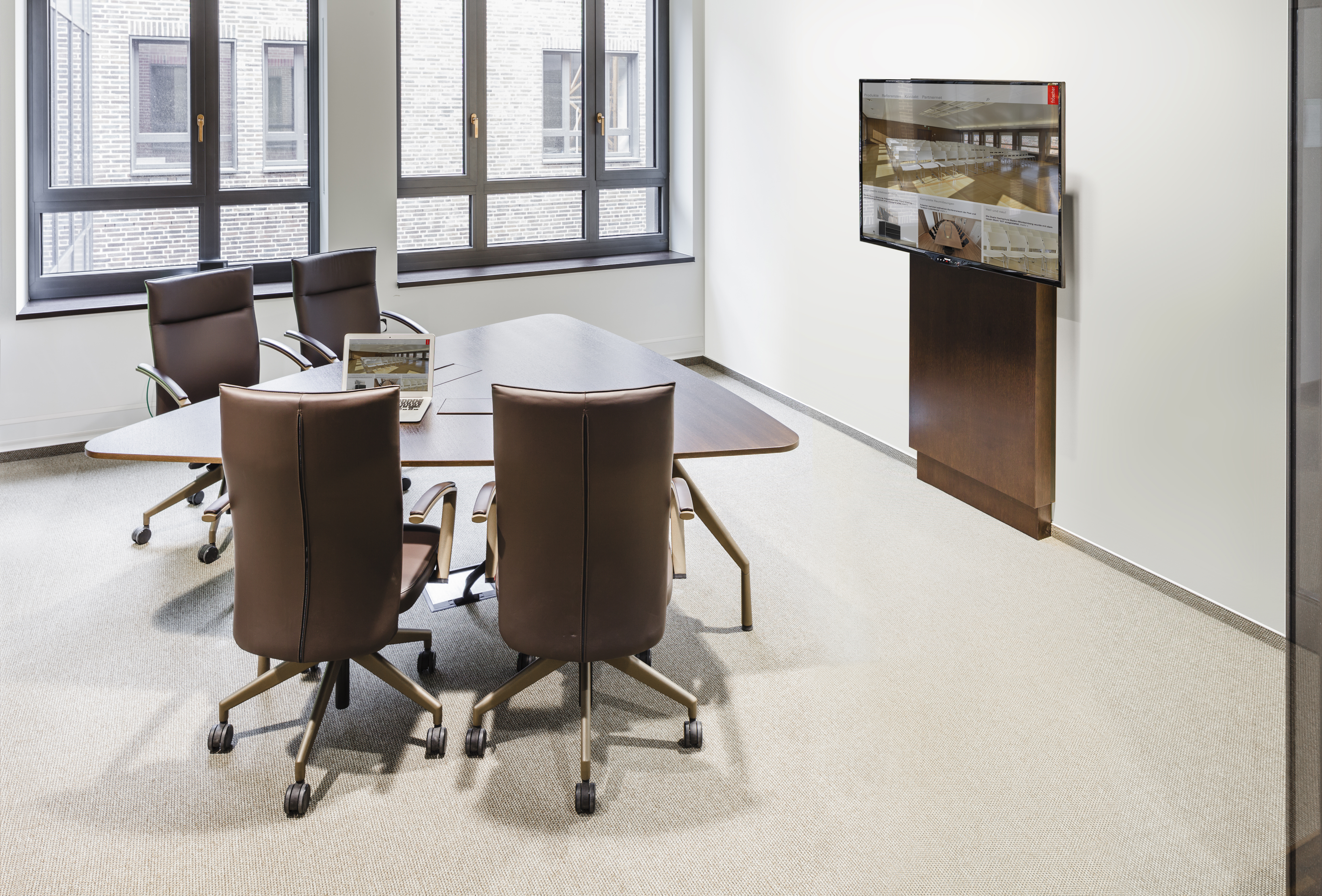 Referenzen-Bildergalerie-Verwaltungsgebäude Frankfurt a.M.- pharao comfort- fallon Tisch