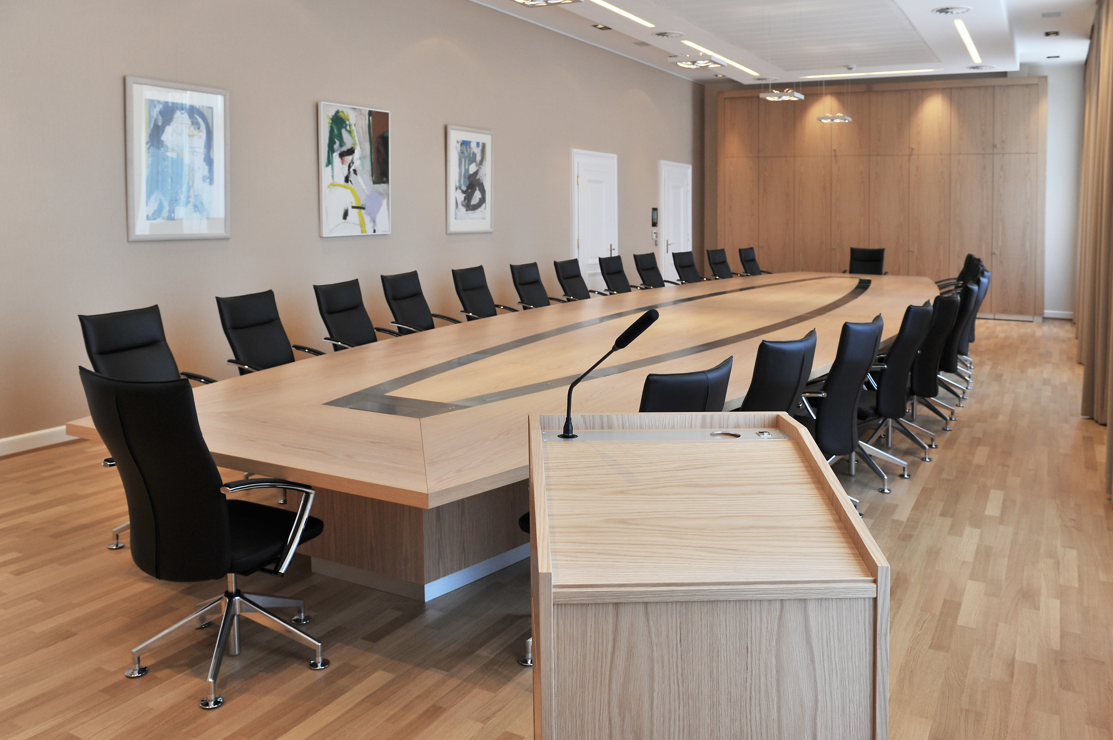 Referenzen-Bildergalerie-Post Luxemburg-Sonderlösung Konferenztisch mit Stehpult