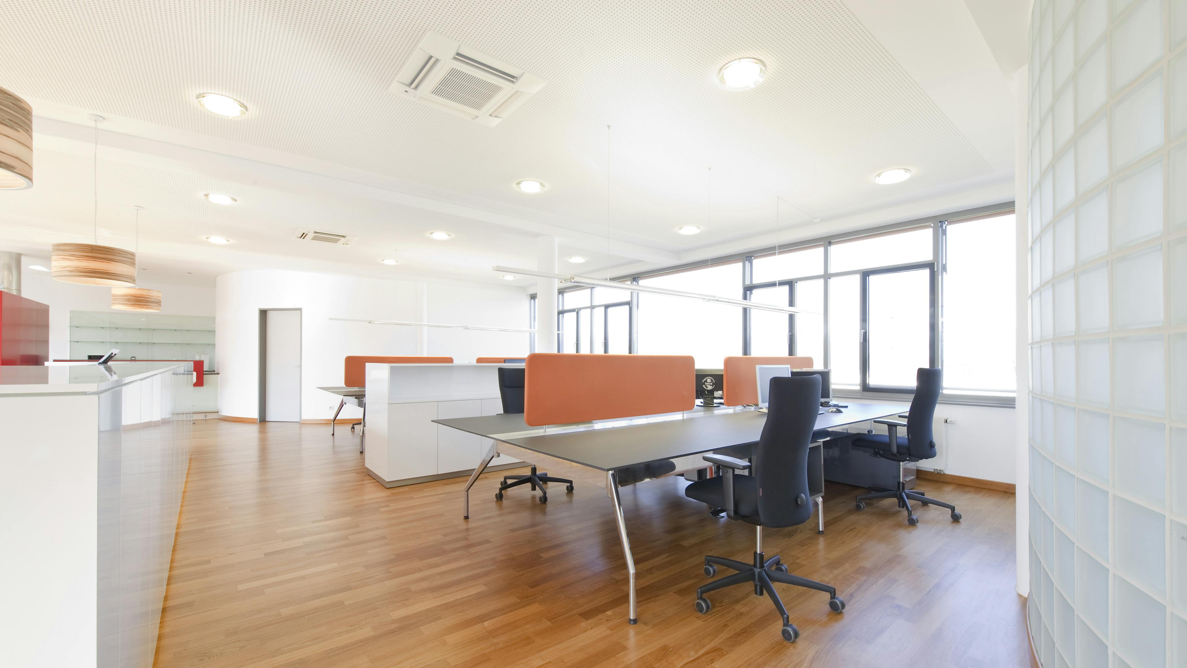 Referenzen-Bildergalerie-Raumplan GmbH Nordhorn- beta Drehstühle- fallon Tischsystem