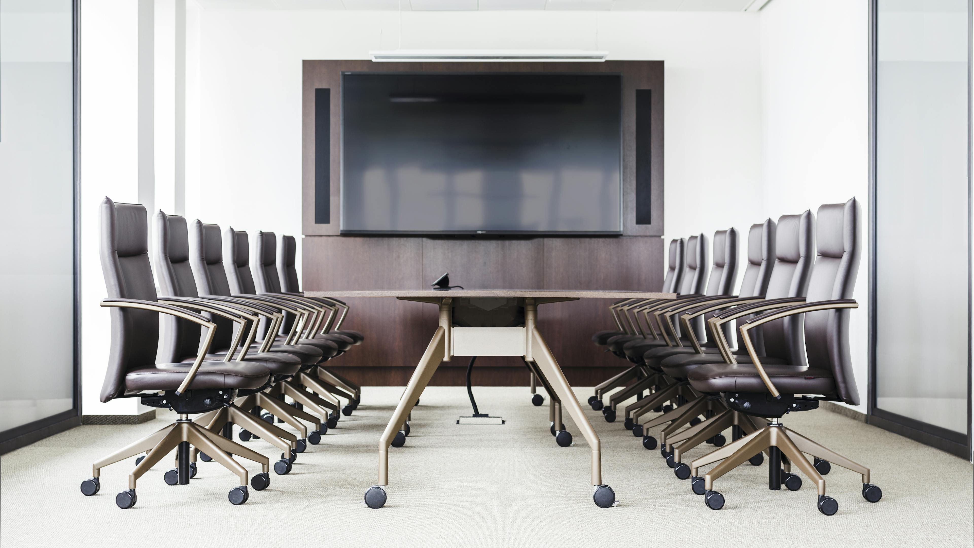 Referenzen-Bildergalerie-Verwaltungsgebäude Frankfurt a.M.- pharao comfort- fallon Tisch