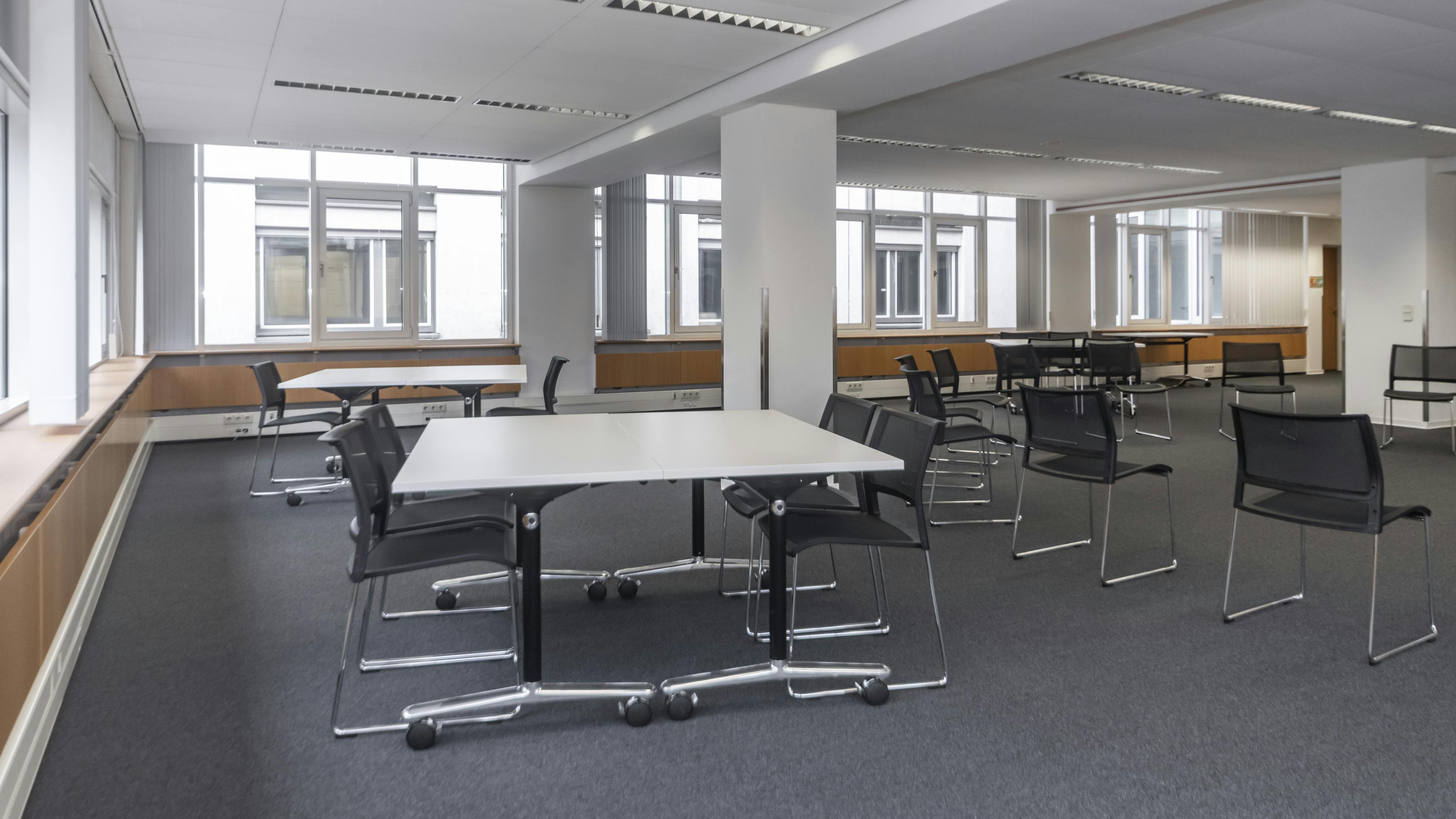 Referenzen-Bildergalerie-LBS_Schulungsraum-klif Stapelstuhl-multiform Schwenktisch