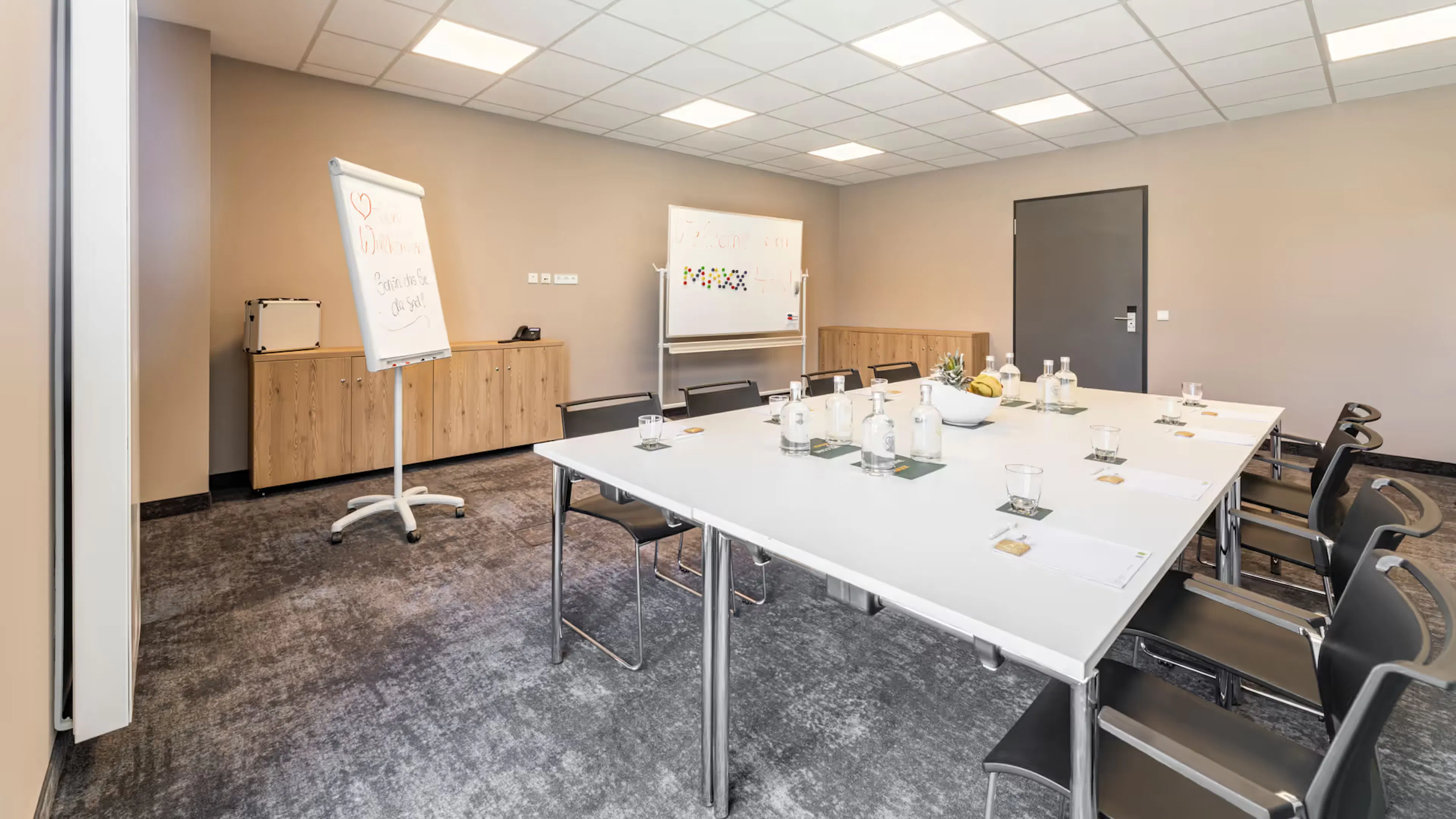 Referenzen-Bildergalerie-MAXX Hotel Aalen-klif Stapelstuhl-easy flex Schwenktisch