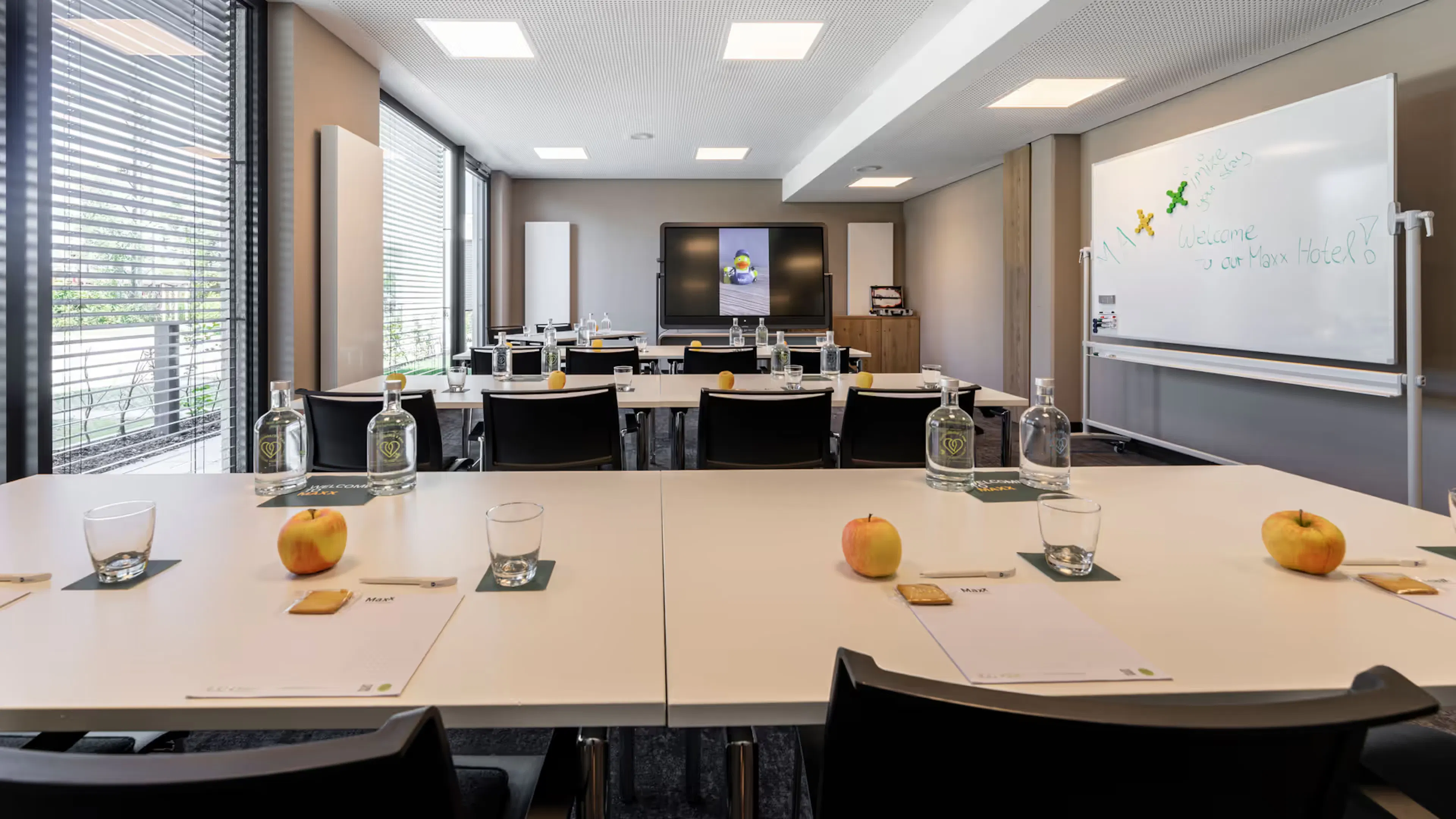 Referenzen-Bildergalerie-MAXX Hotel Aalen-klif Stapelstuhl-easy flex Schwenktisch