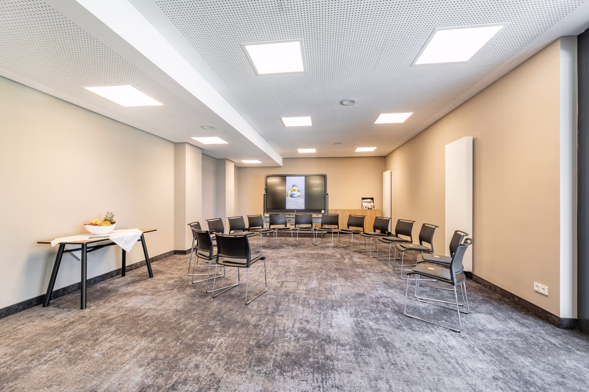 Referenzen-Bildergalerie-MAXX Hotel Aalen-klif Stapelstuhl-easy flex Schwenktisch