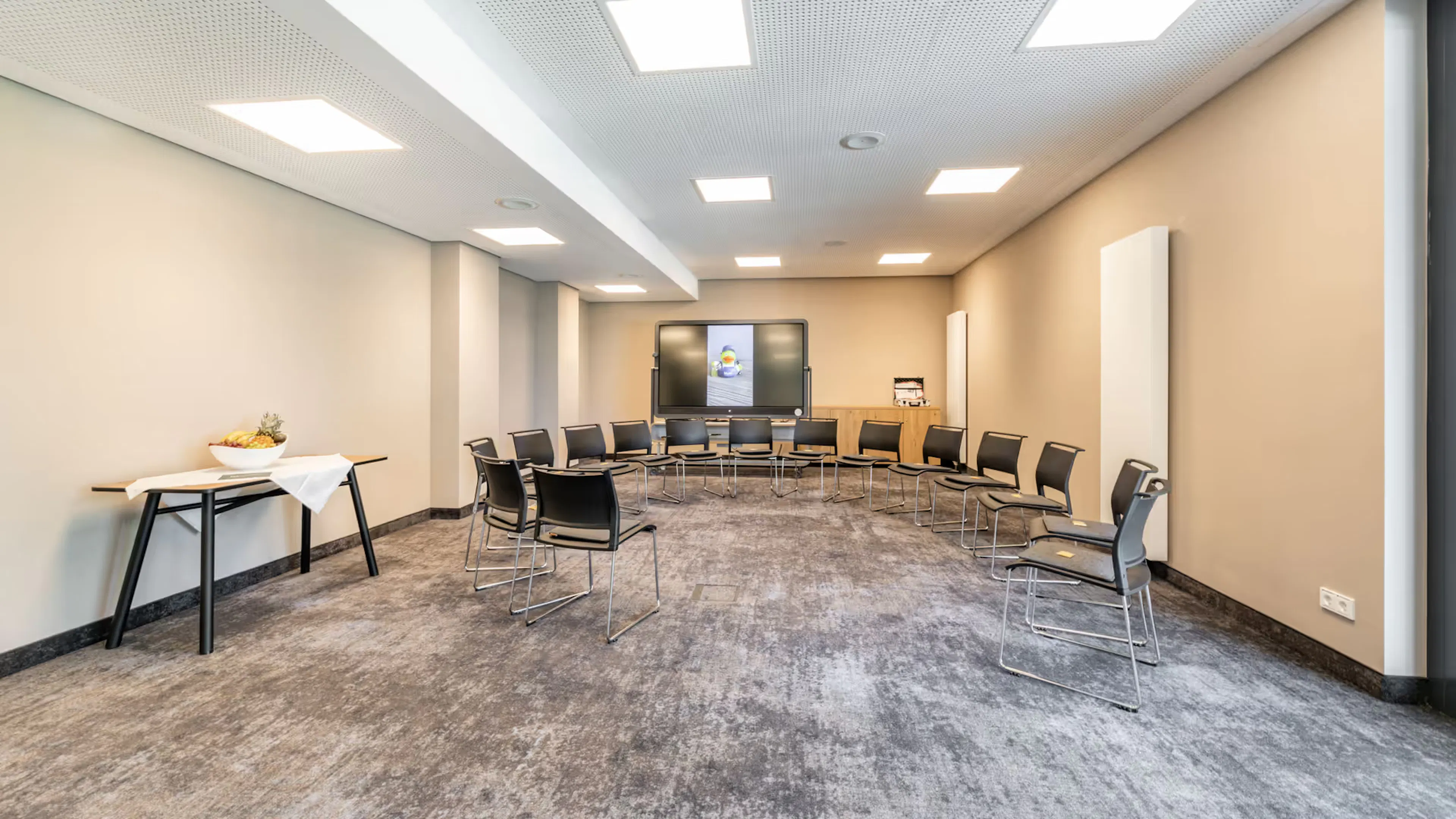 Referenzen-Bildergalerie-MAXX Hotel Aalen-klif Stapelstuhl-easy flex Schwenktisch