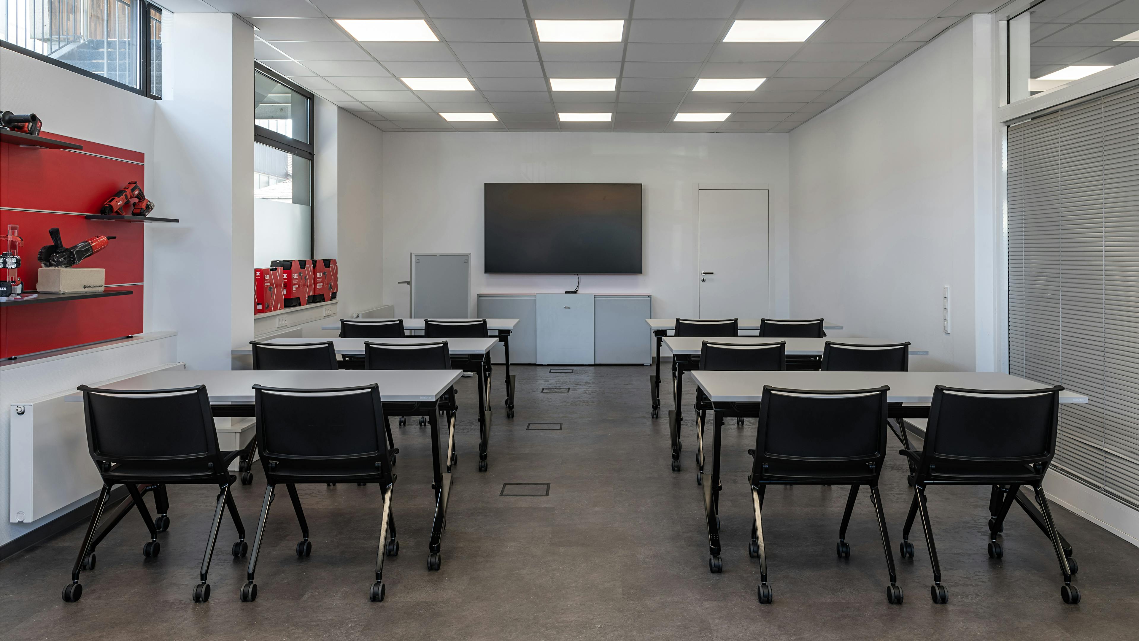 Referenzen-Bildergalerie-FLEX Elektrowerkzeuge GmbH Steinheim Schulungsraum-ctz flip stop Schwenktisch-klif Mehrzweckstuhl