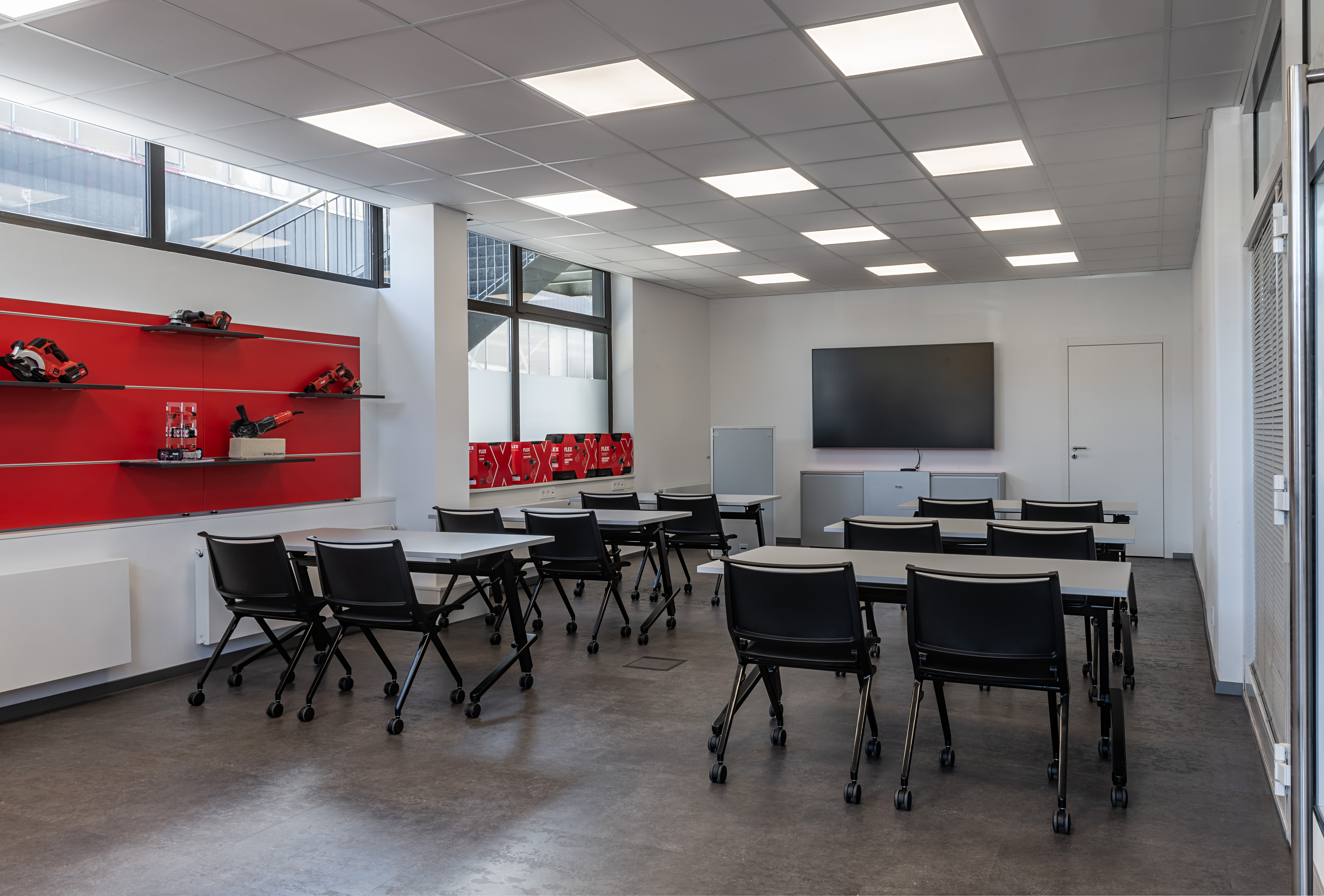 Referenzen-Bildergalerie-FLEX Elektrowerkzeuge GmbH Steinheim Schulungsraum-ctz flip stop Schwenktisch-klif Mehrzweckstuhl