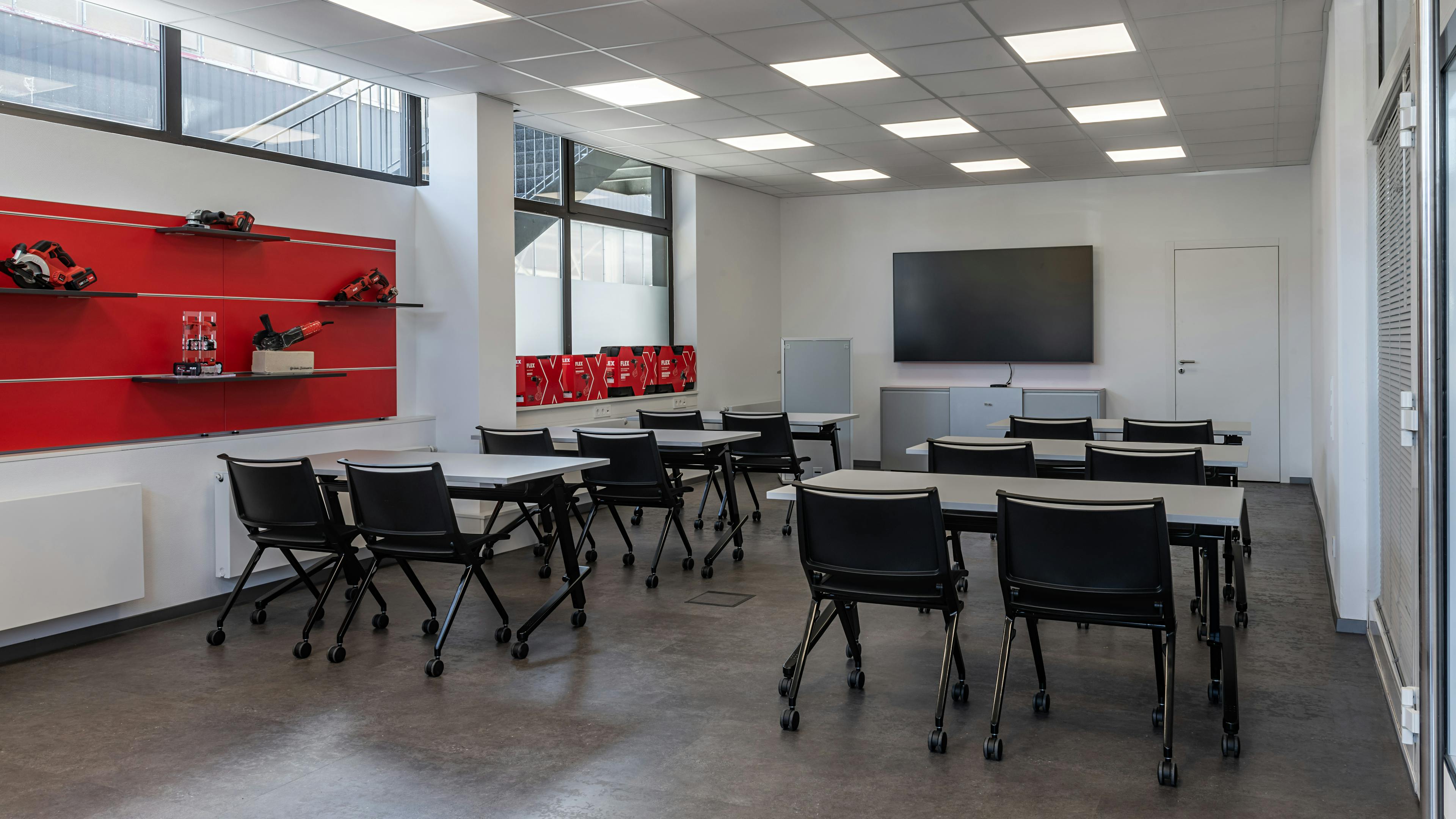 Referenzen-Bildergalerie-FLEX Elektrowerkzeuge GmbH Steinheim Schulungsraum-ctz flip stop Schwenktisch-klif Mehrzweckstuhl