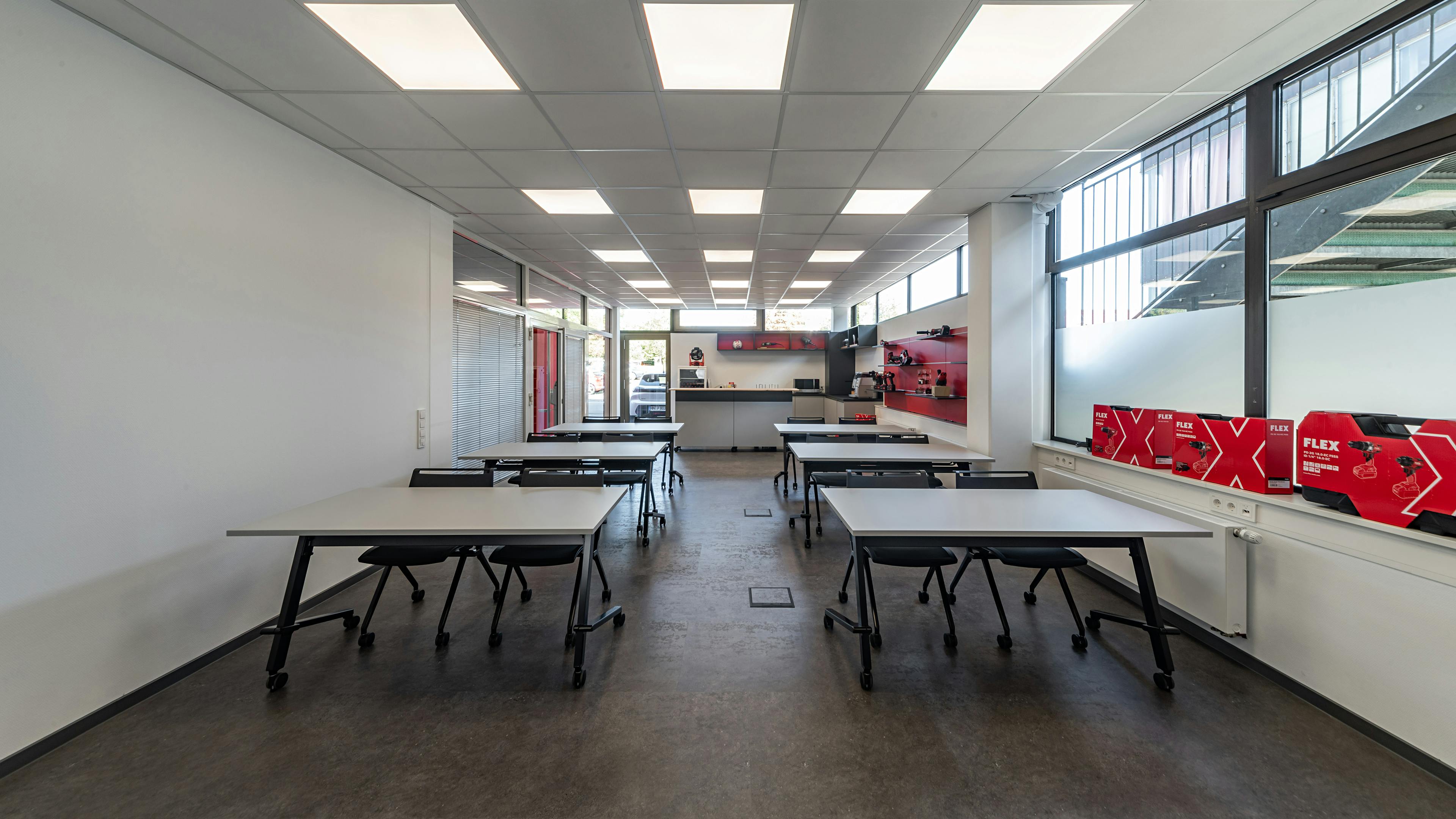 Referenzen-Bildergalerie-FLEX Elektrowerkzeuge GmbH Steinheim Schulungsraum-ctz flip stop Schwenktisch-klif Mehrzweckstuhl