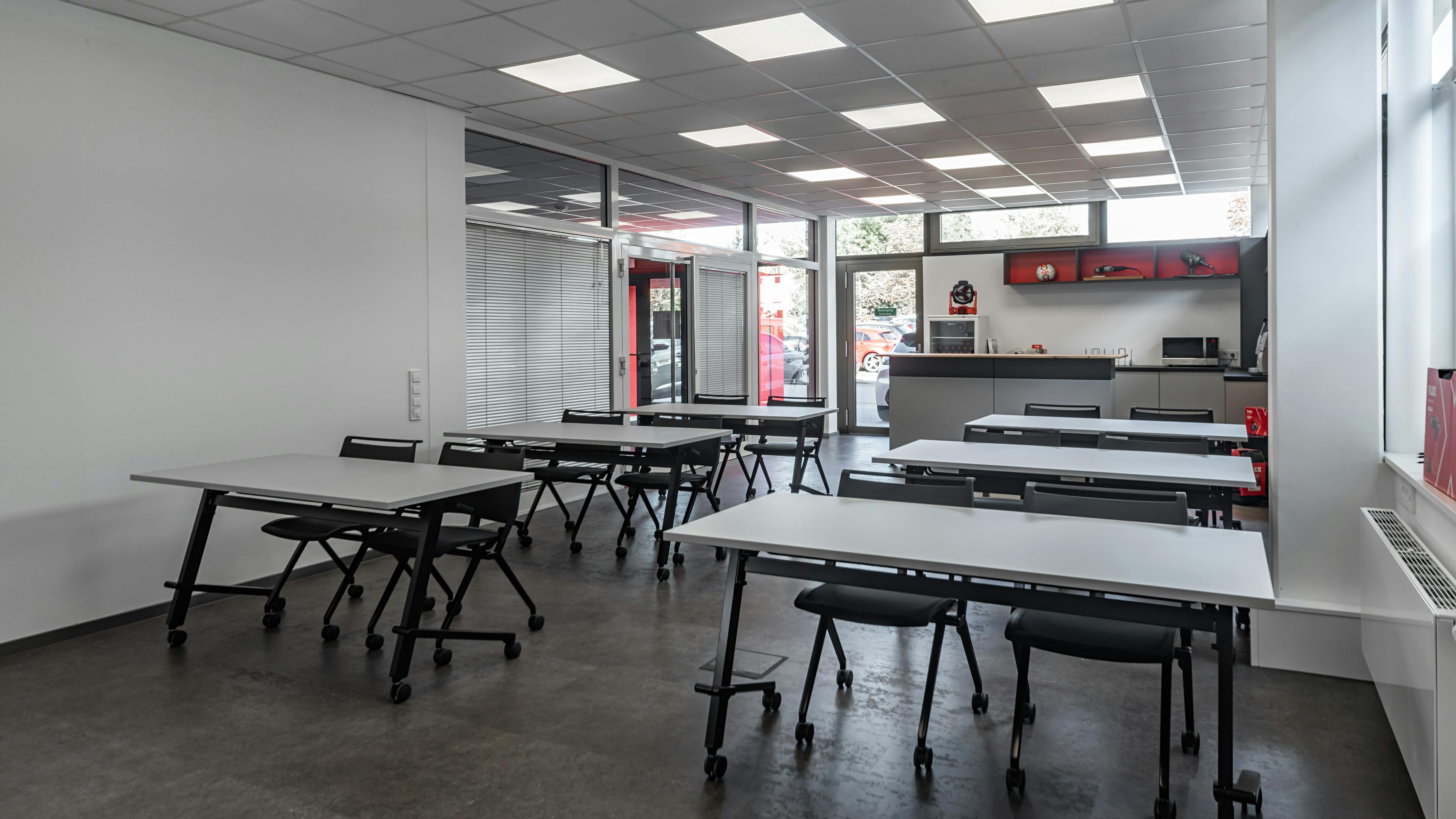 Referenzen-Bildergalerie-FLEX Elektrowerkzeuge GmbH Steinheim Schulungsraum-ctz flip stop Schwenktisch-klif Mehrzweckstuhl
