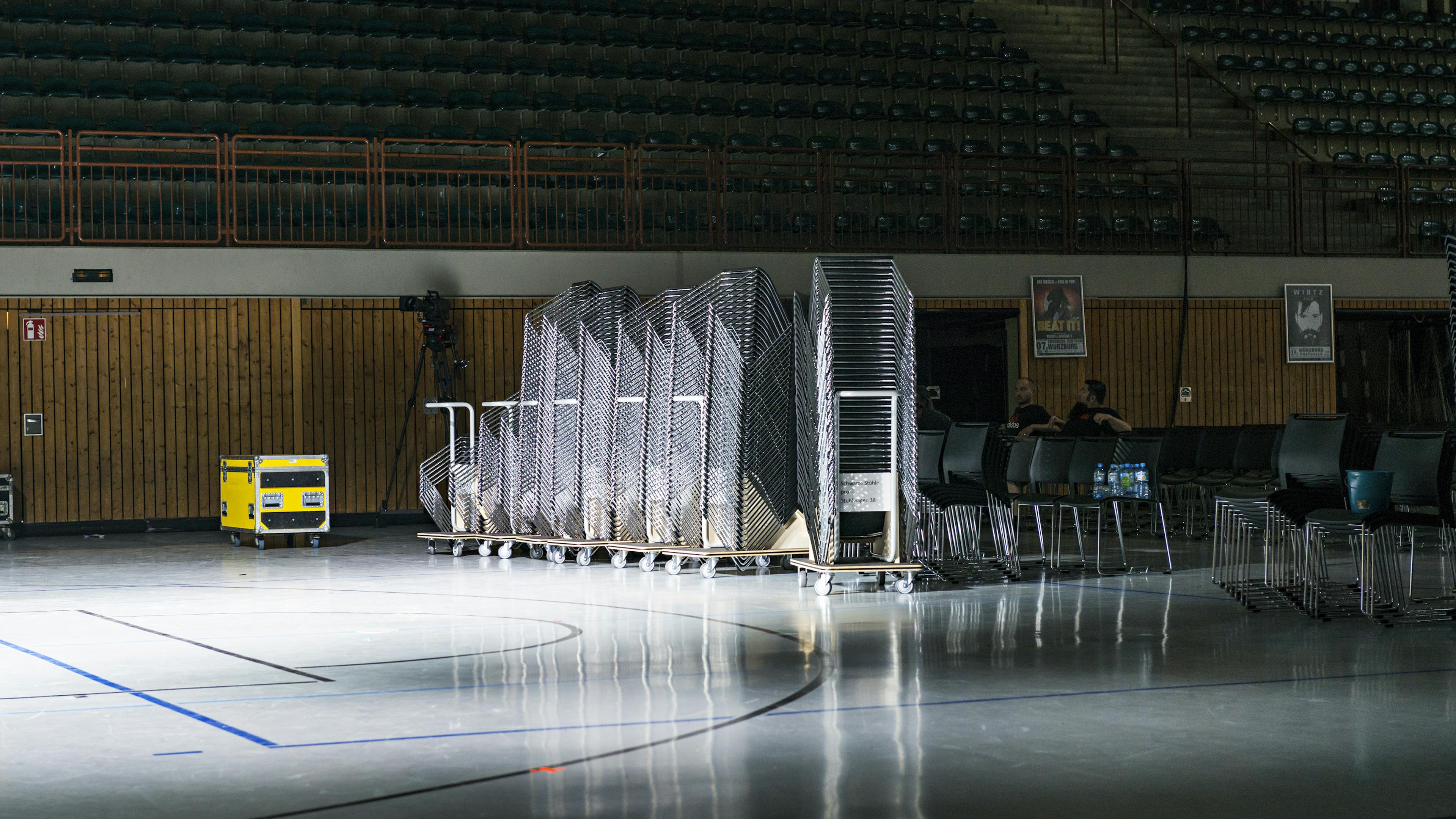 Referenzen-Bildergalerie-tectake arena Würzburg- klif Mehrzweckstuhl-Stapelwagen
